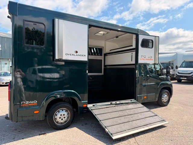 3_OL_Midnight_Green_Horsebox_2024.jpg.jpg