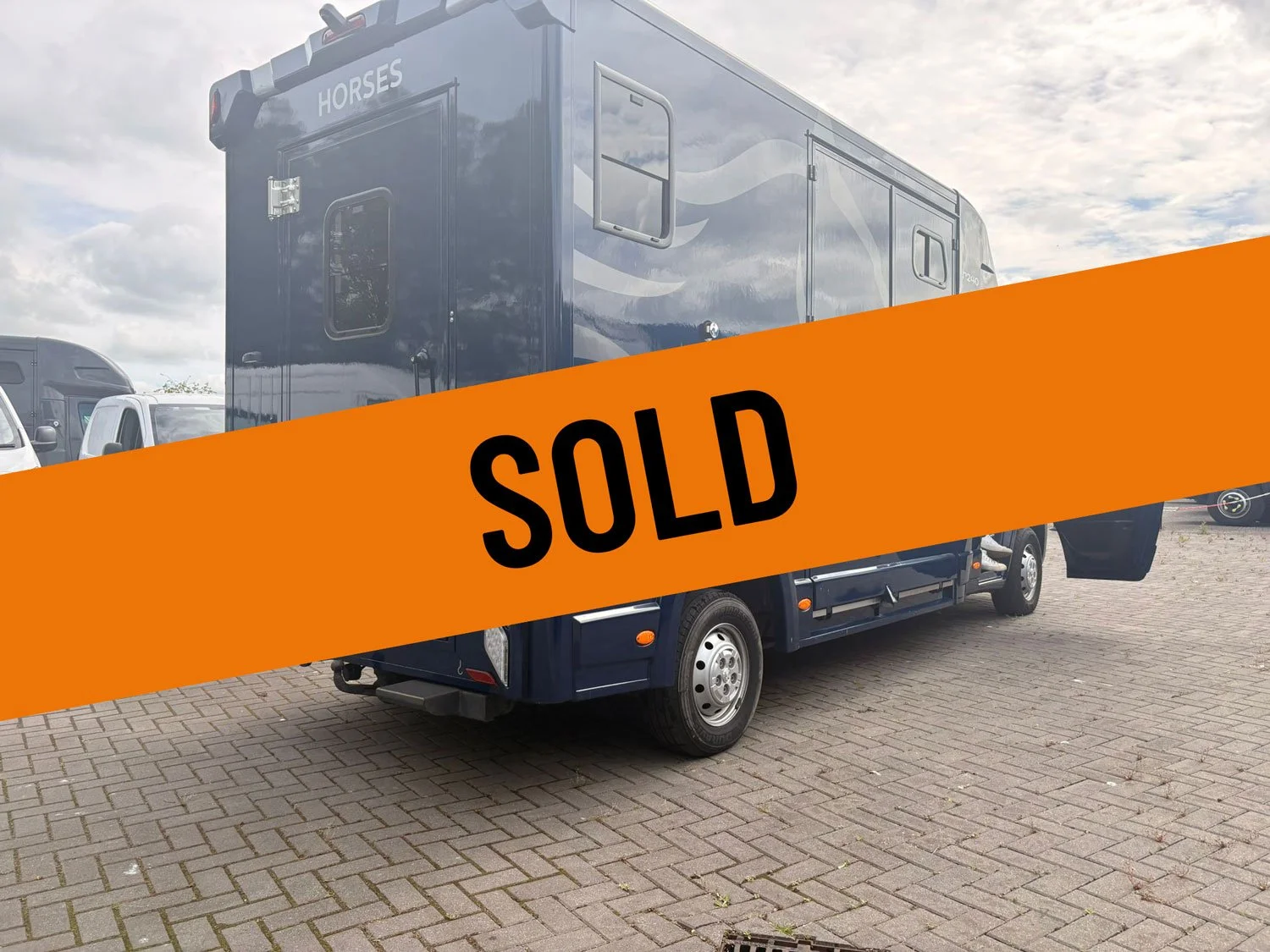 3_OL_Navy_Horsebox_Used_2024_SOLD.jpg
