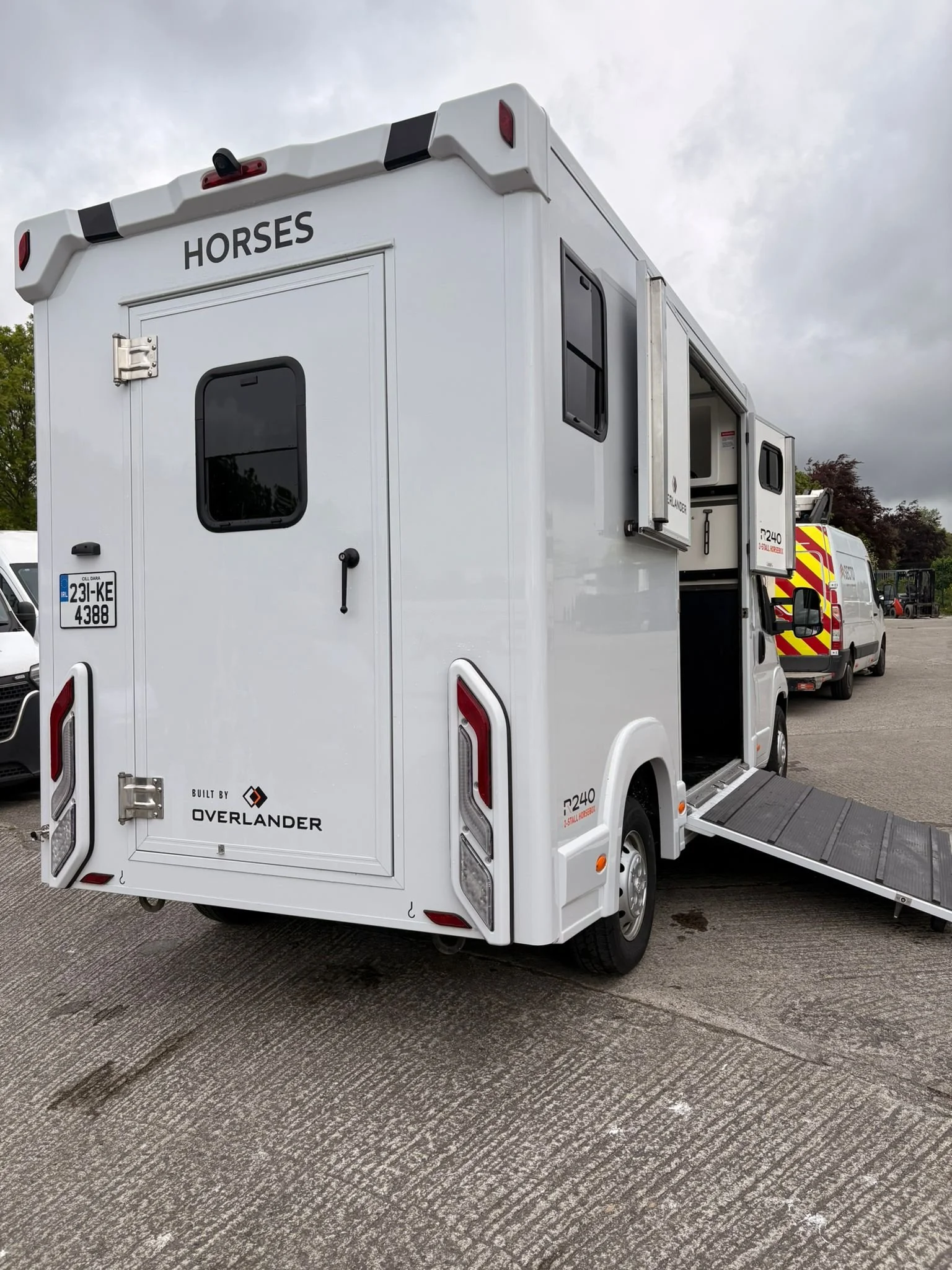 8_OL_White_Horsebox_64180KM_Used.jpeg