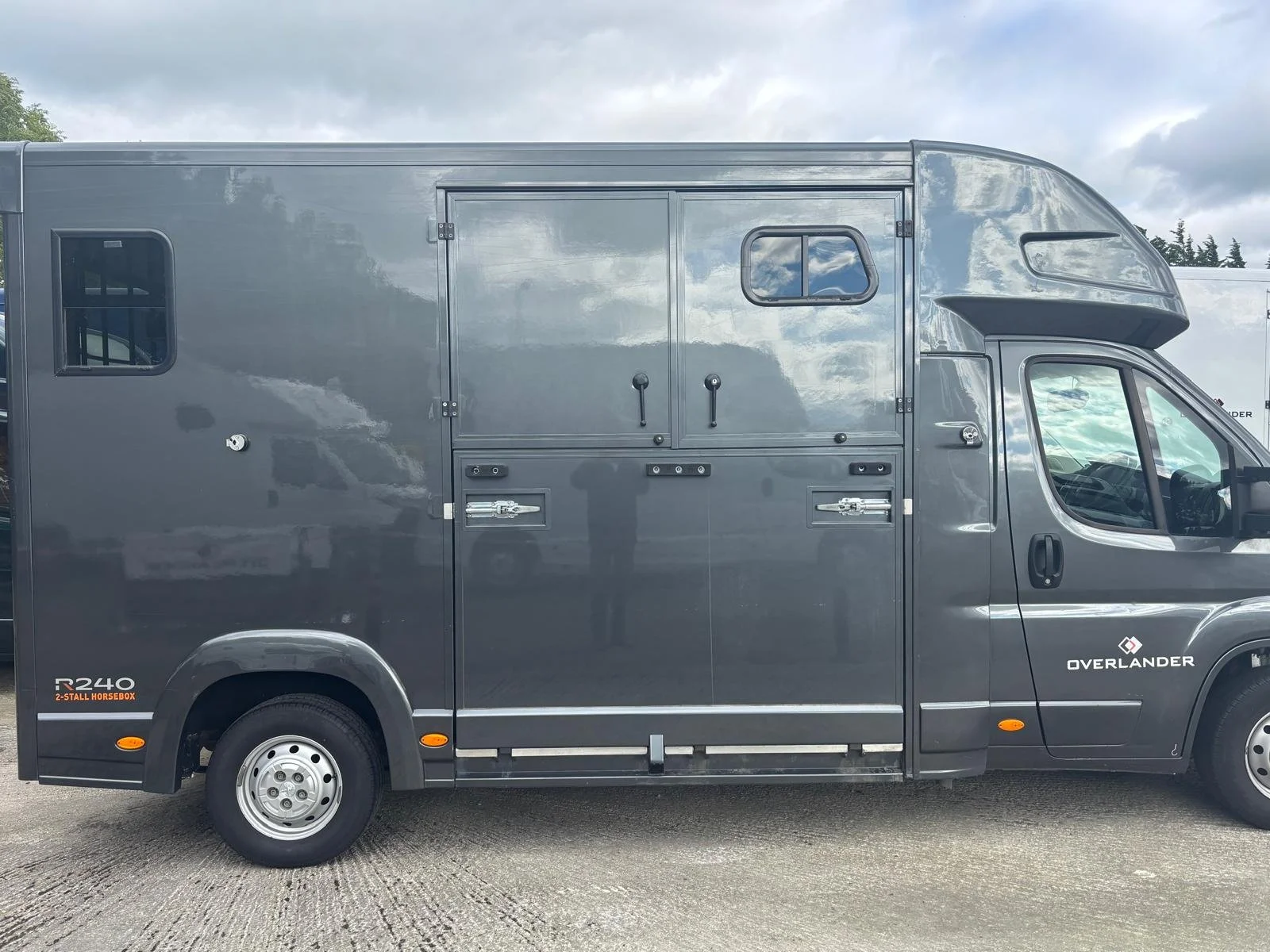 2_OL_Grey_Horsebox_2022.jpeg