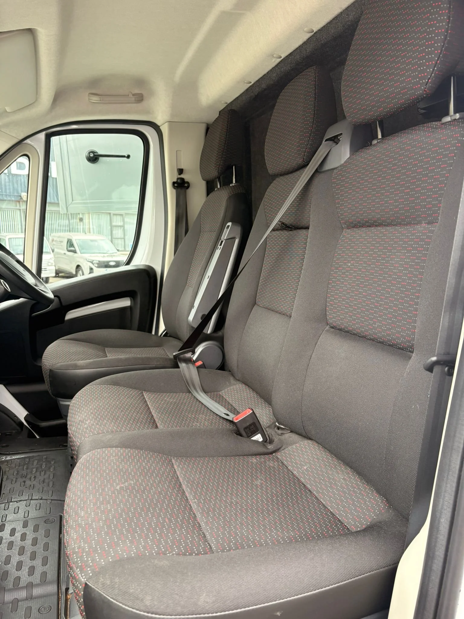 2_OL_White_Horsebox_64200KM_Used.jpeg