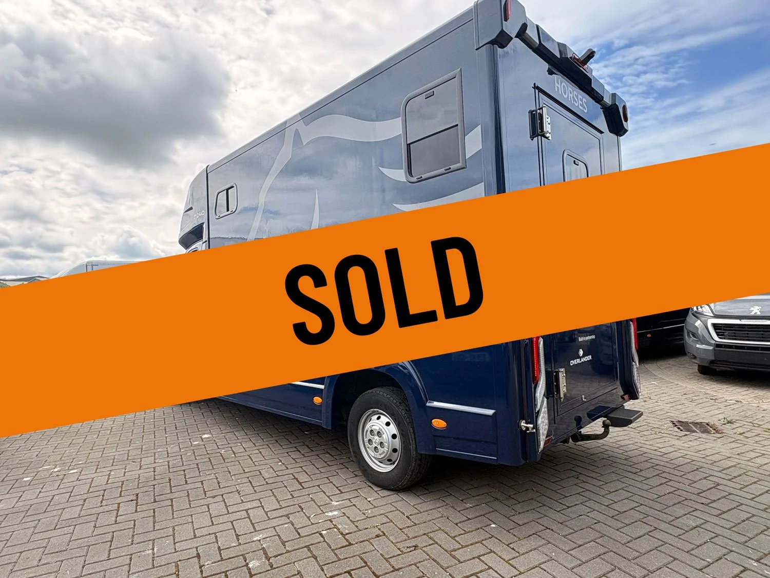 2024 R240 Navy 2-Stall Horsebox