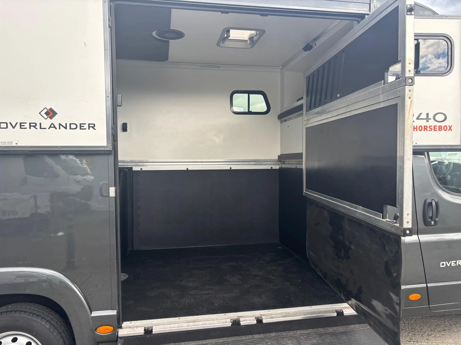 5_OL_Grey_Horsebox_2022.jpeg
