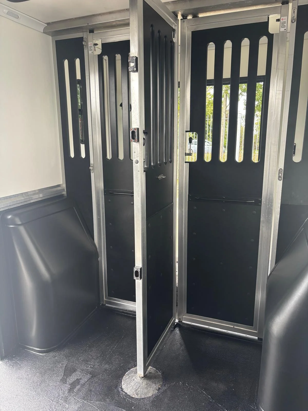 7_OL_Grey_Horsebox_2022.jpeg