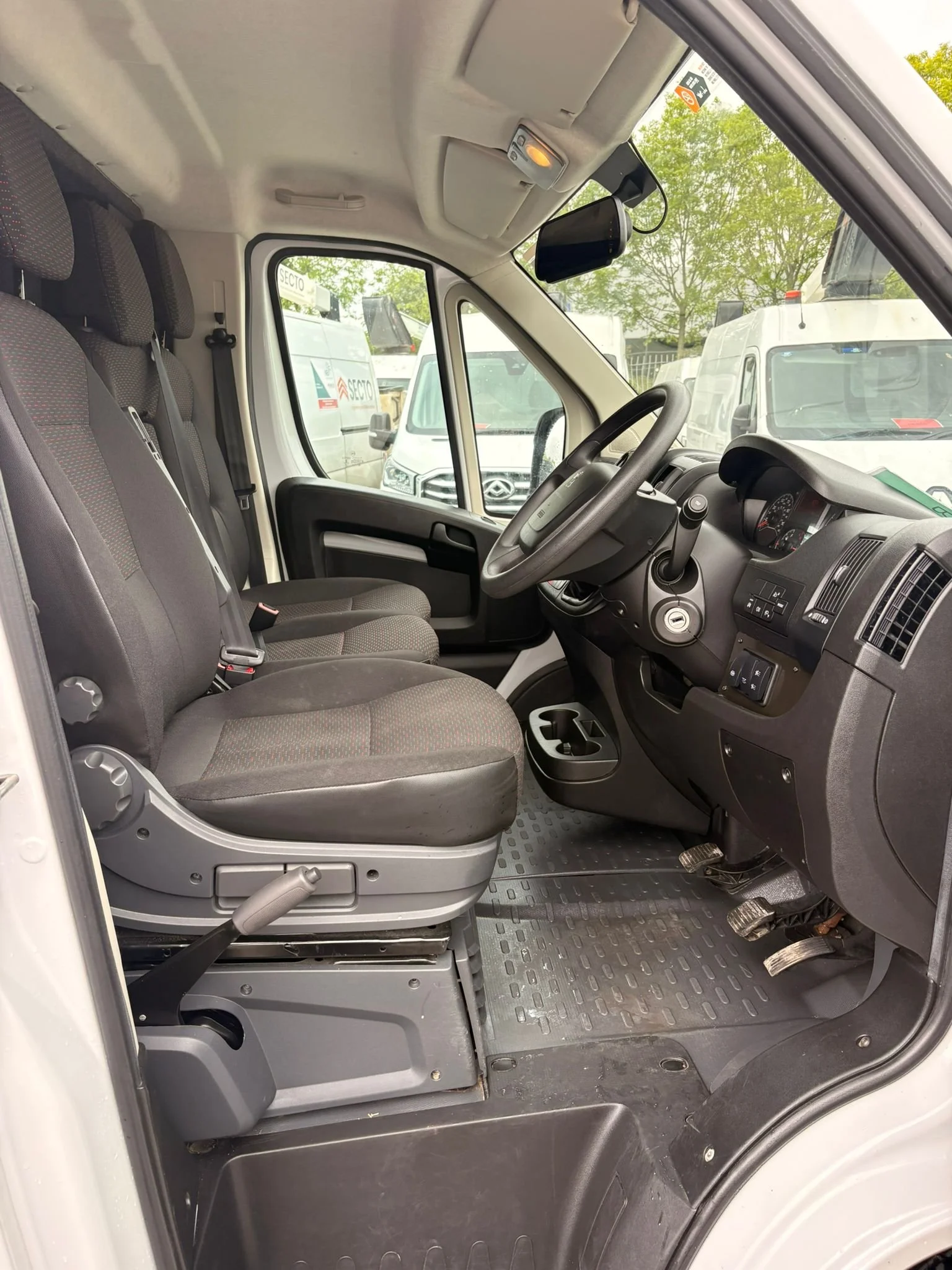 3_OL_White_Horsebox_64200KM_Used.jpeg