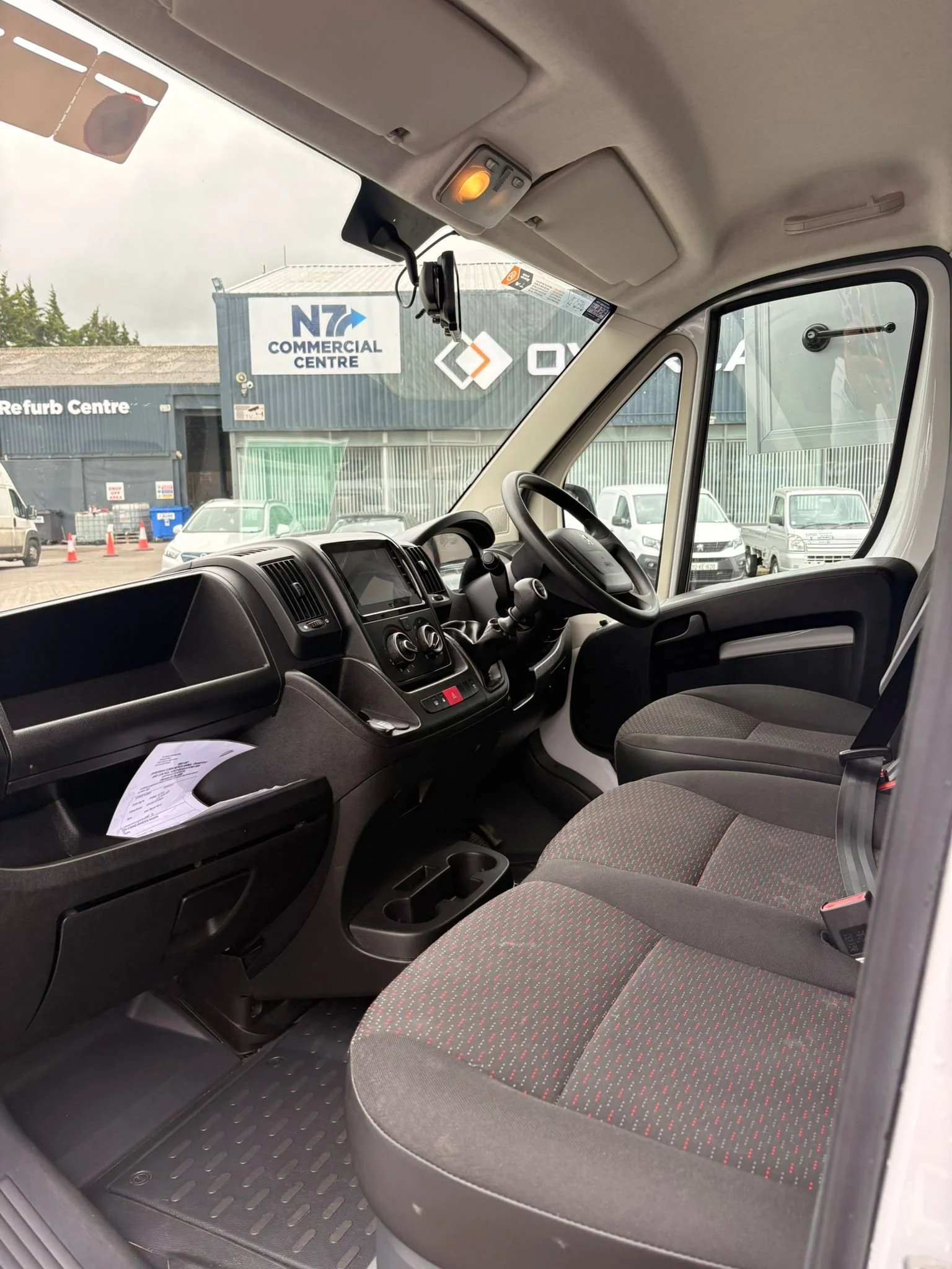 6_OL_White_Horsebox_64200KM_Used.jpeg