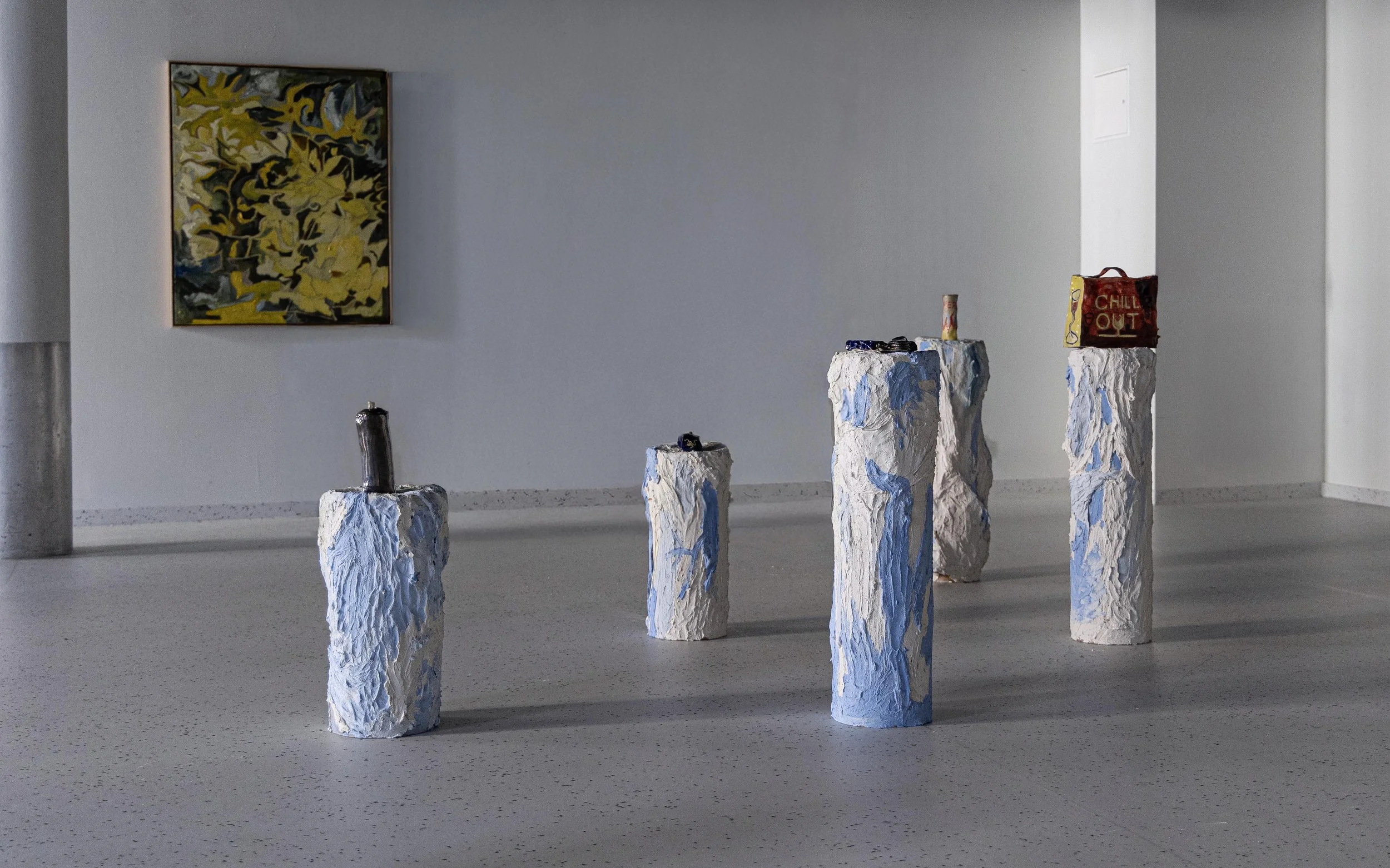 Installasjonsbilde, av relikvier i varierende størrelse 