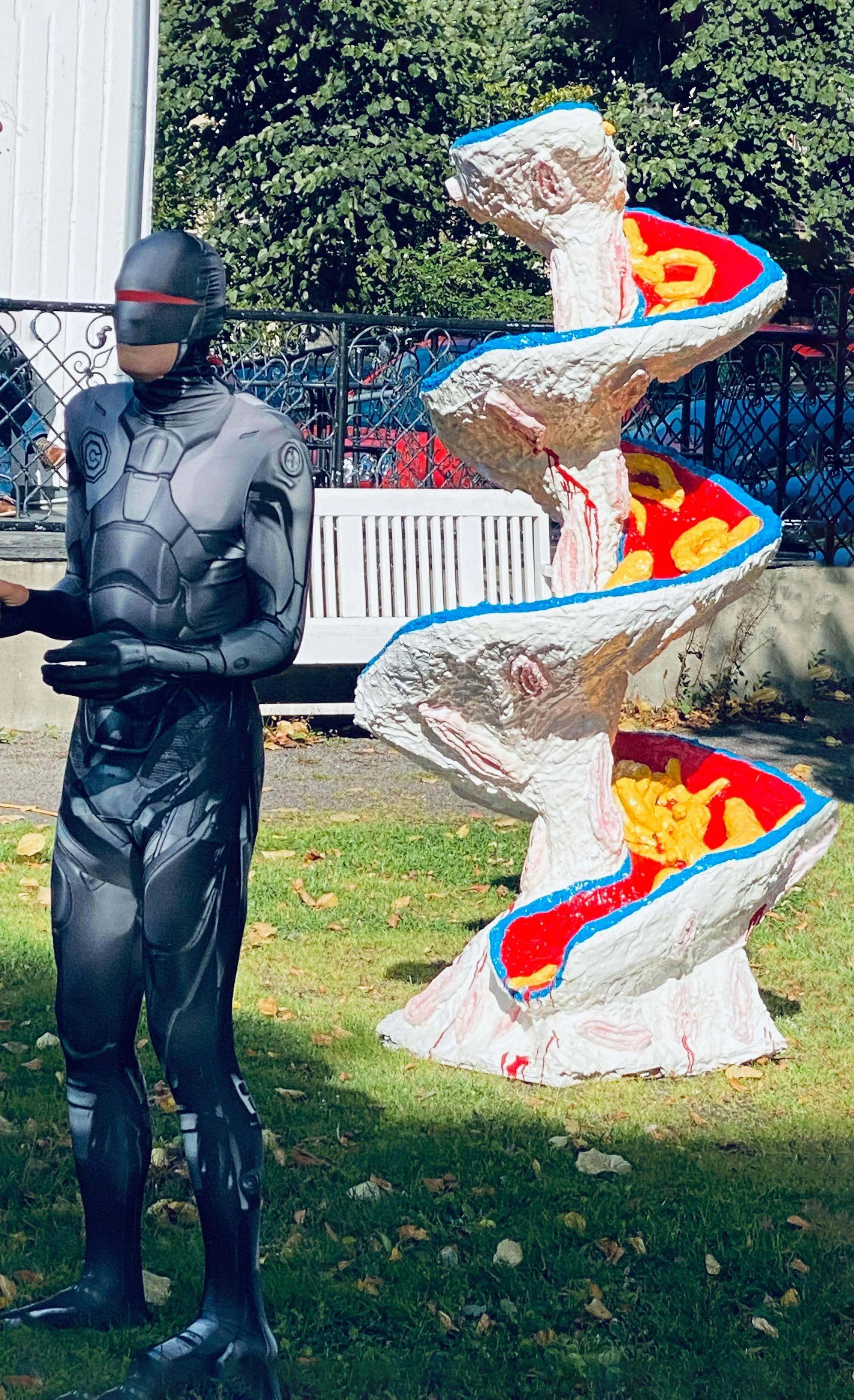 Robotmannen og Ostepopsklieskulptur på Østlandsutstillingen, 2020