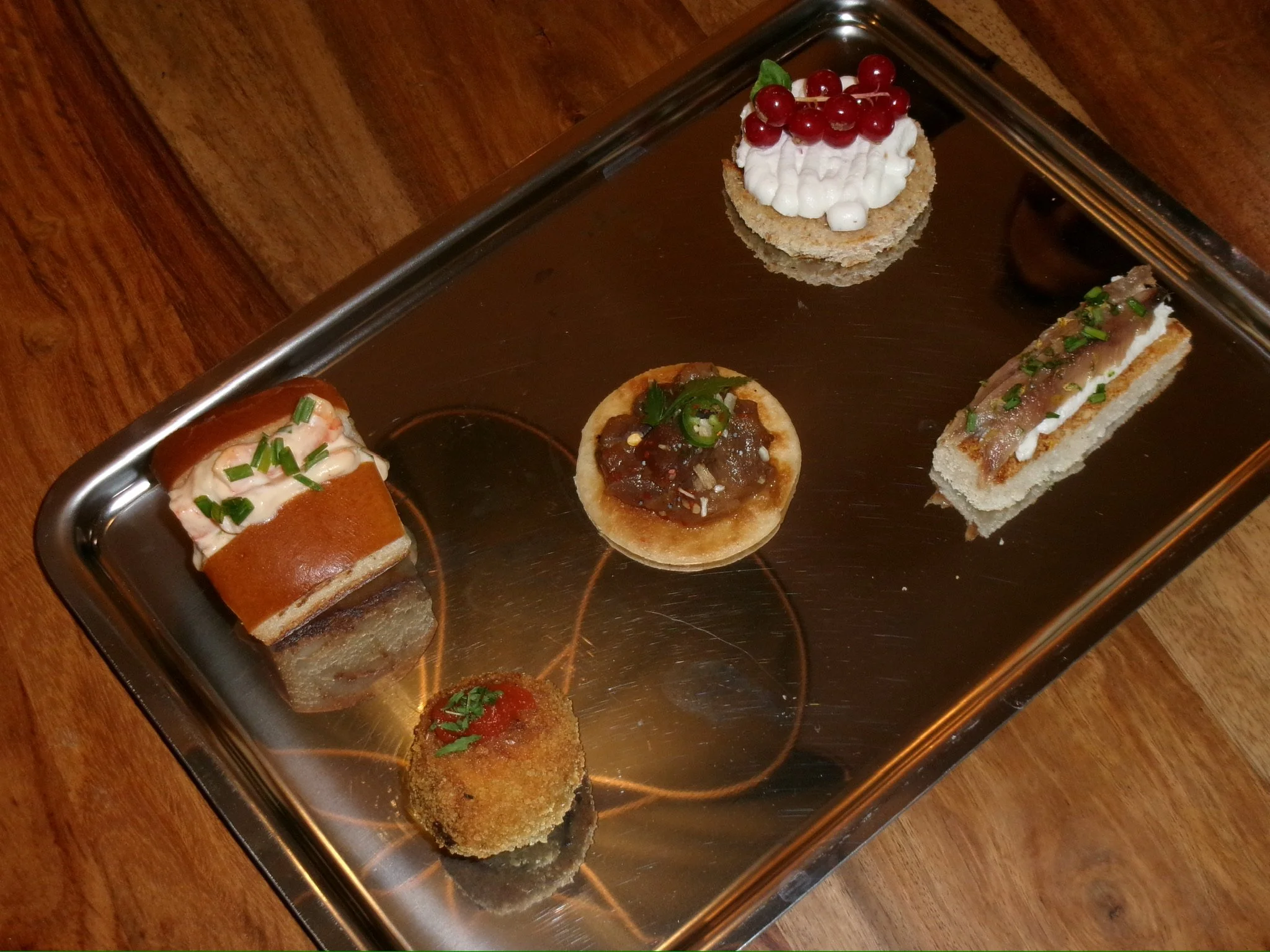 Plate assorti de canapés et amuse-bouches avec différentes garnitures, réalisé par Sofra Paris, traiteur événementiel à Paris.