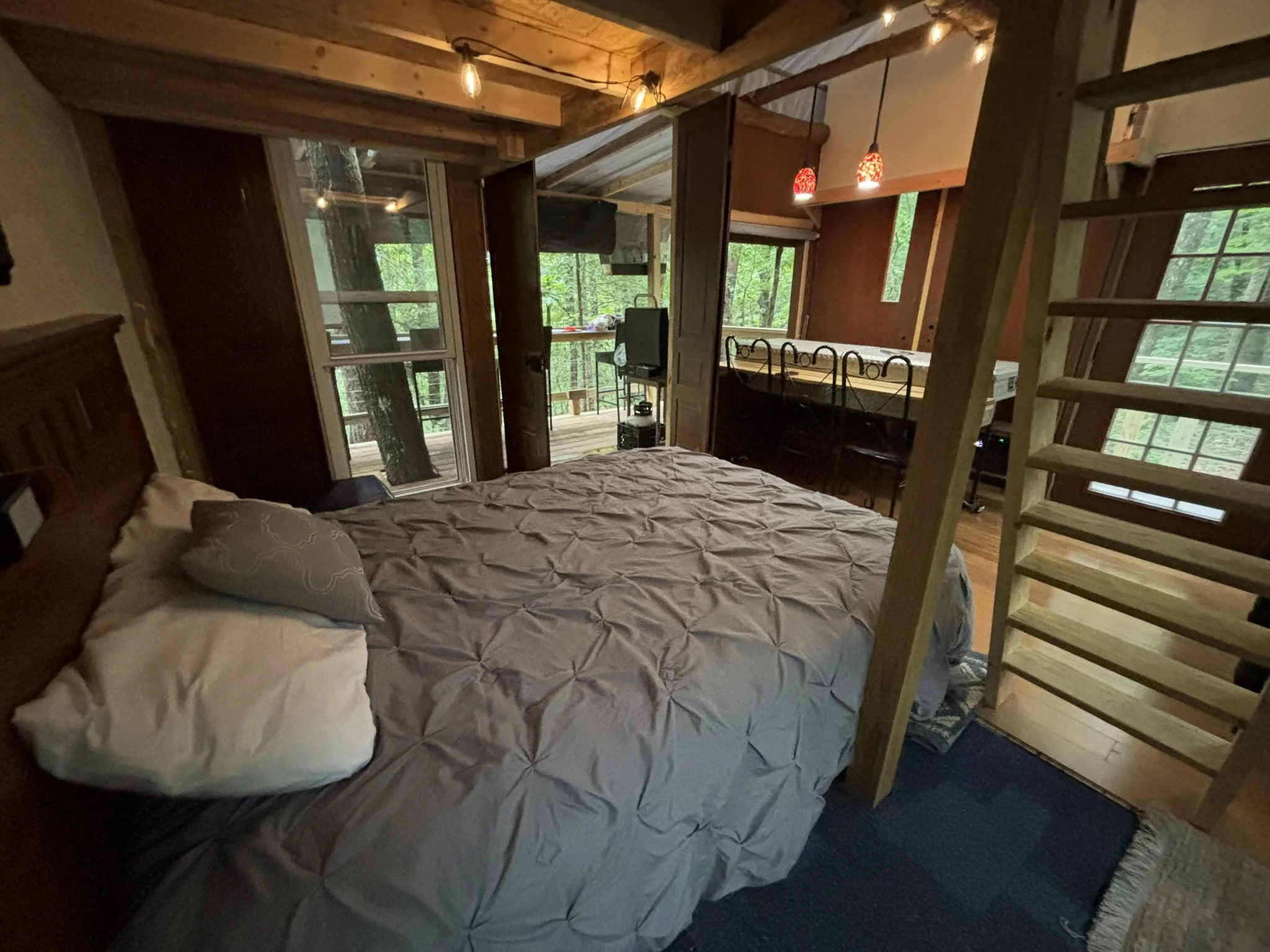 Queen Bedroom & Dining Rm