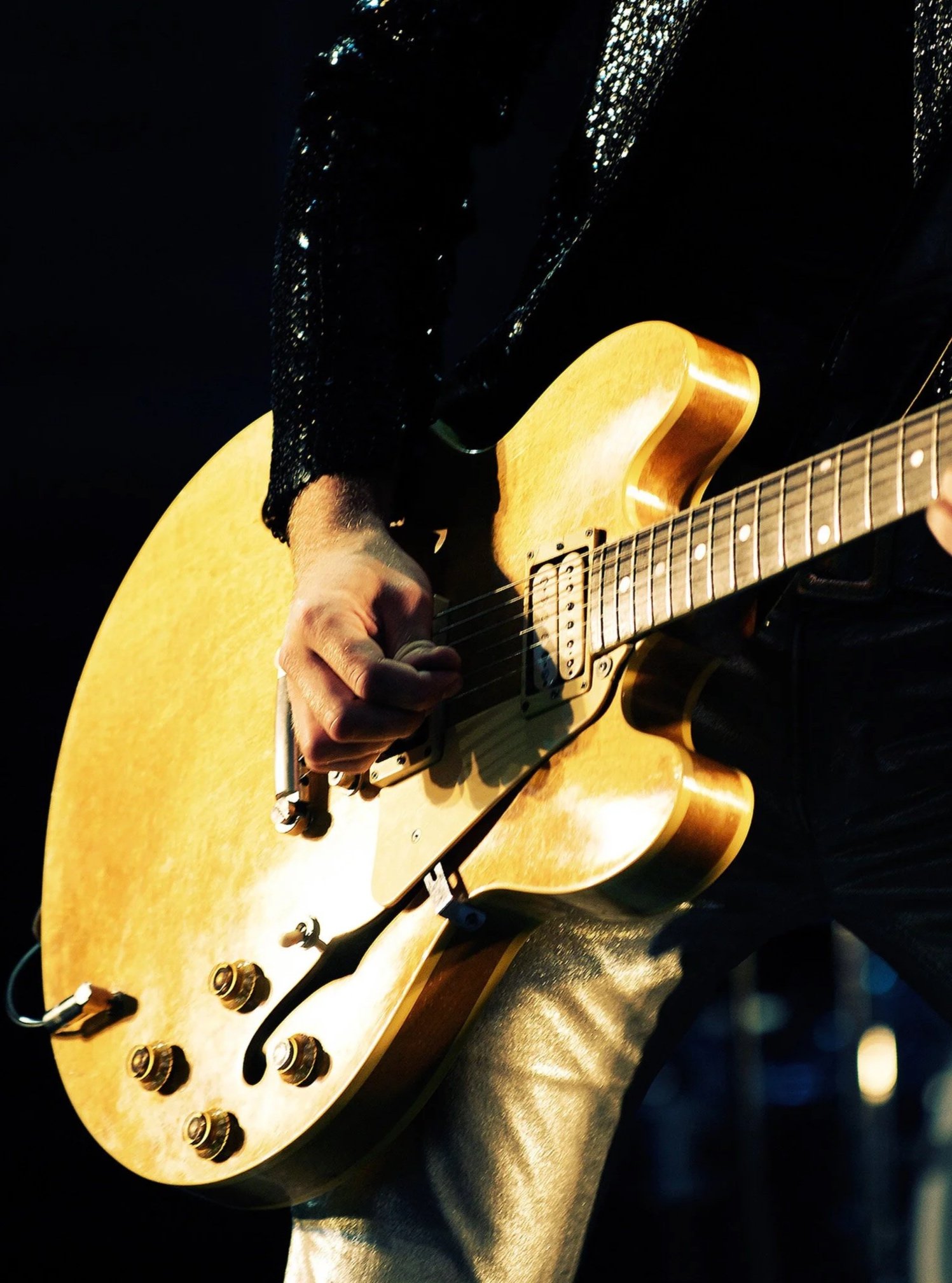 goldenguitar.jpg