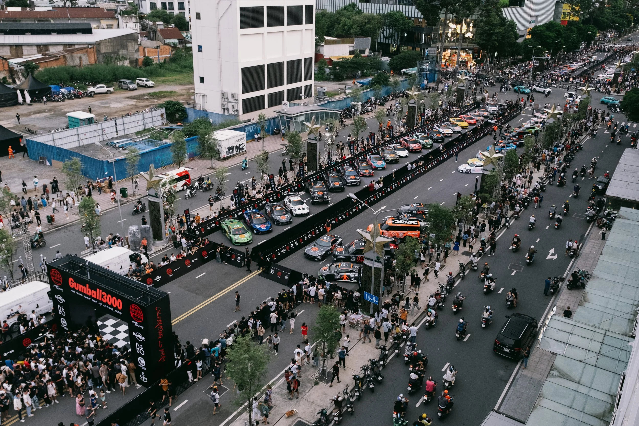 Flag drop | Lê Lợi Boulevard, Ho Chi Minh City, Vietnam