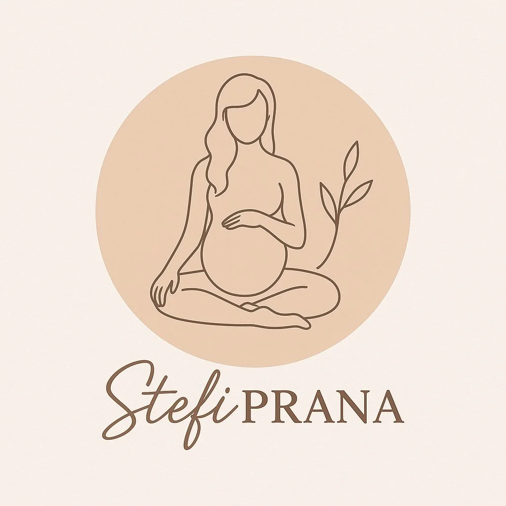 Logo avec une illustration d'une femme enceinte en ligne continue, assise avec une branche à côté, et le texte 'Stefi PRANA' en dessous.