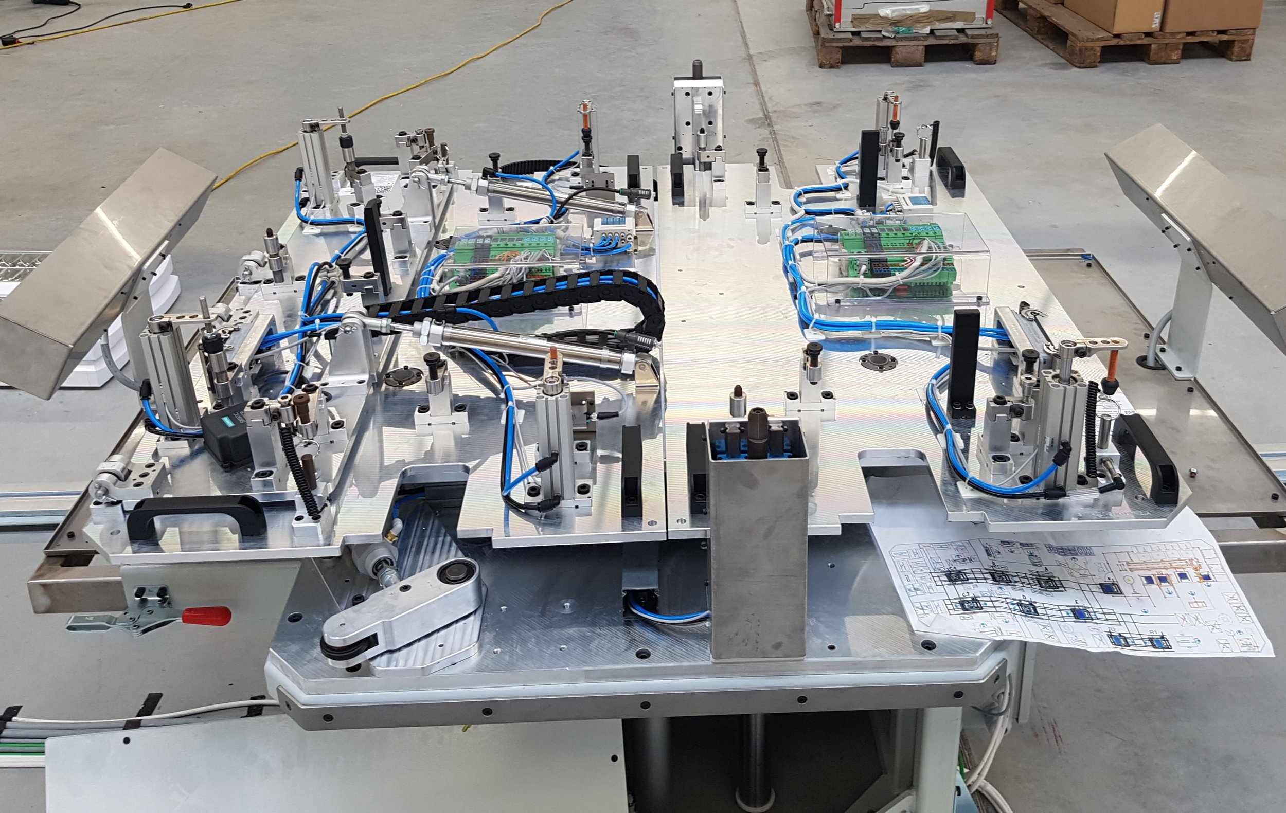 saját tervezésű egyedi BMW műszerfal gyártó gép  