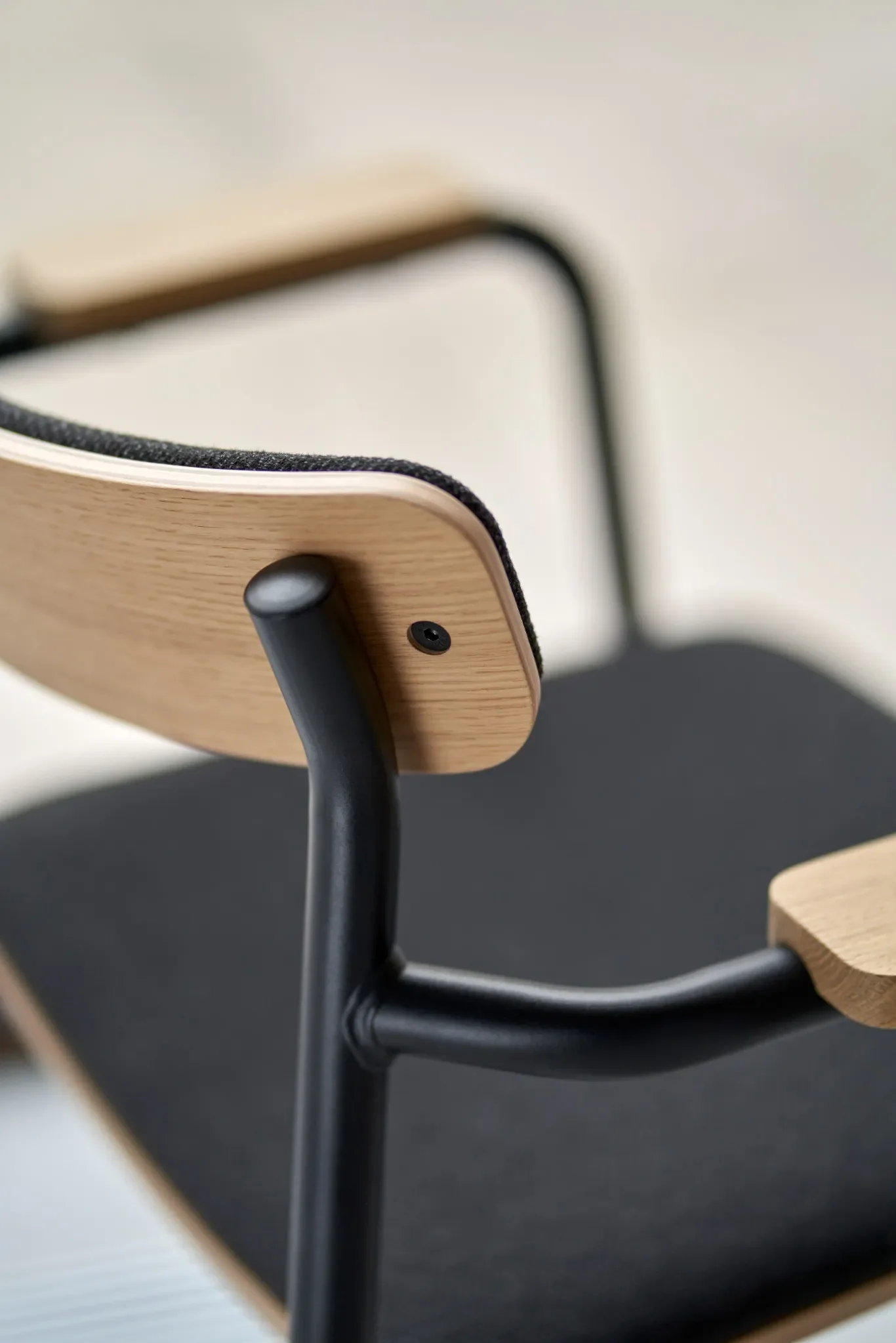 Tiptoe_ETUDE_Chair_Closeup_recycled_fabrice_black (3) (1)_web.webp