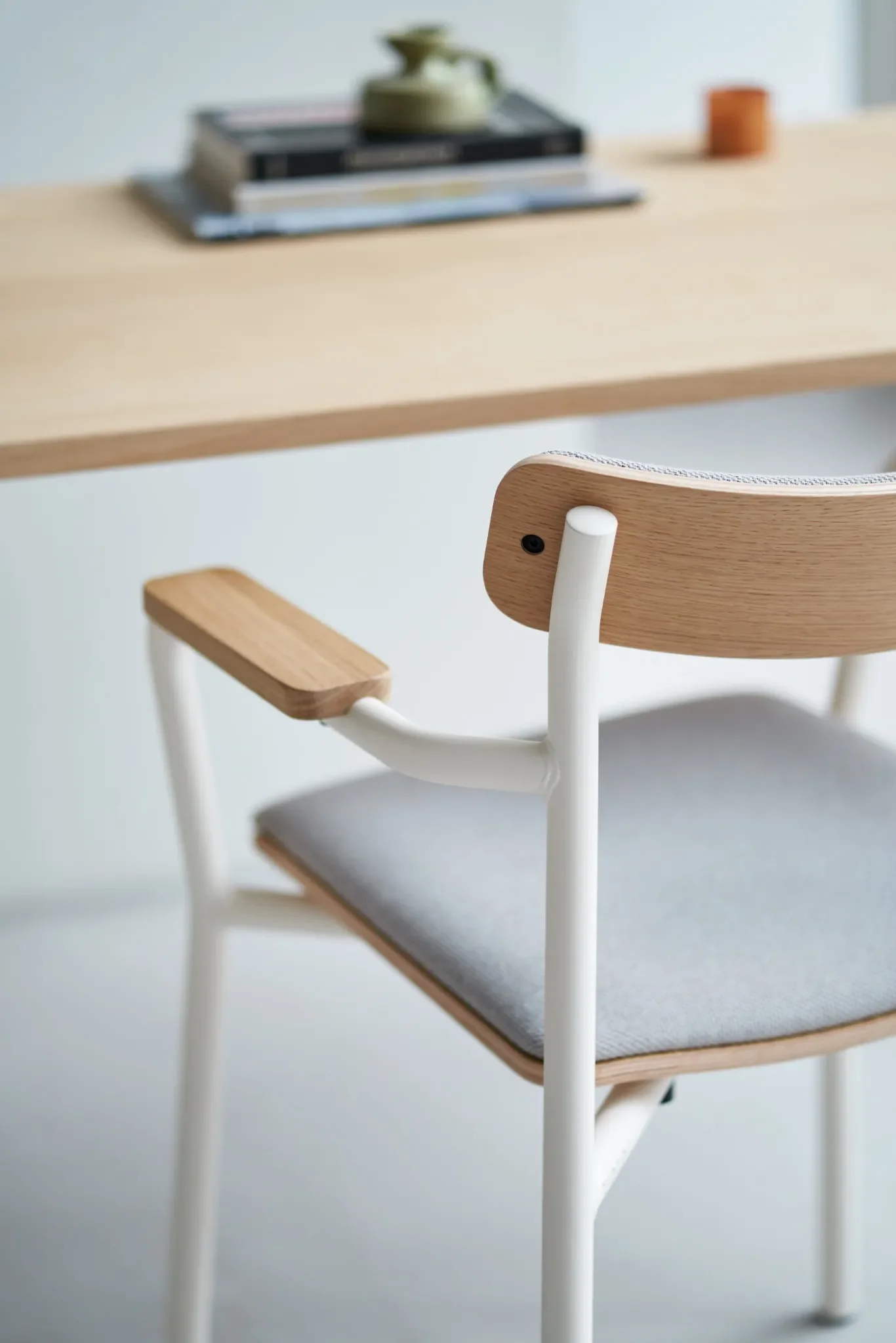 Tiptoe_ETUDE_Chair_Closeup_recycled_fabrice_white (4)_web.webp