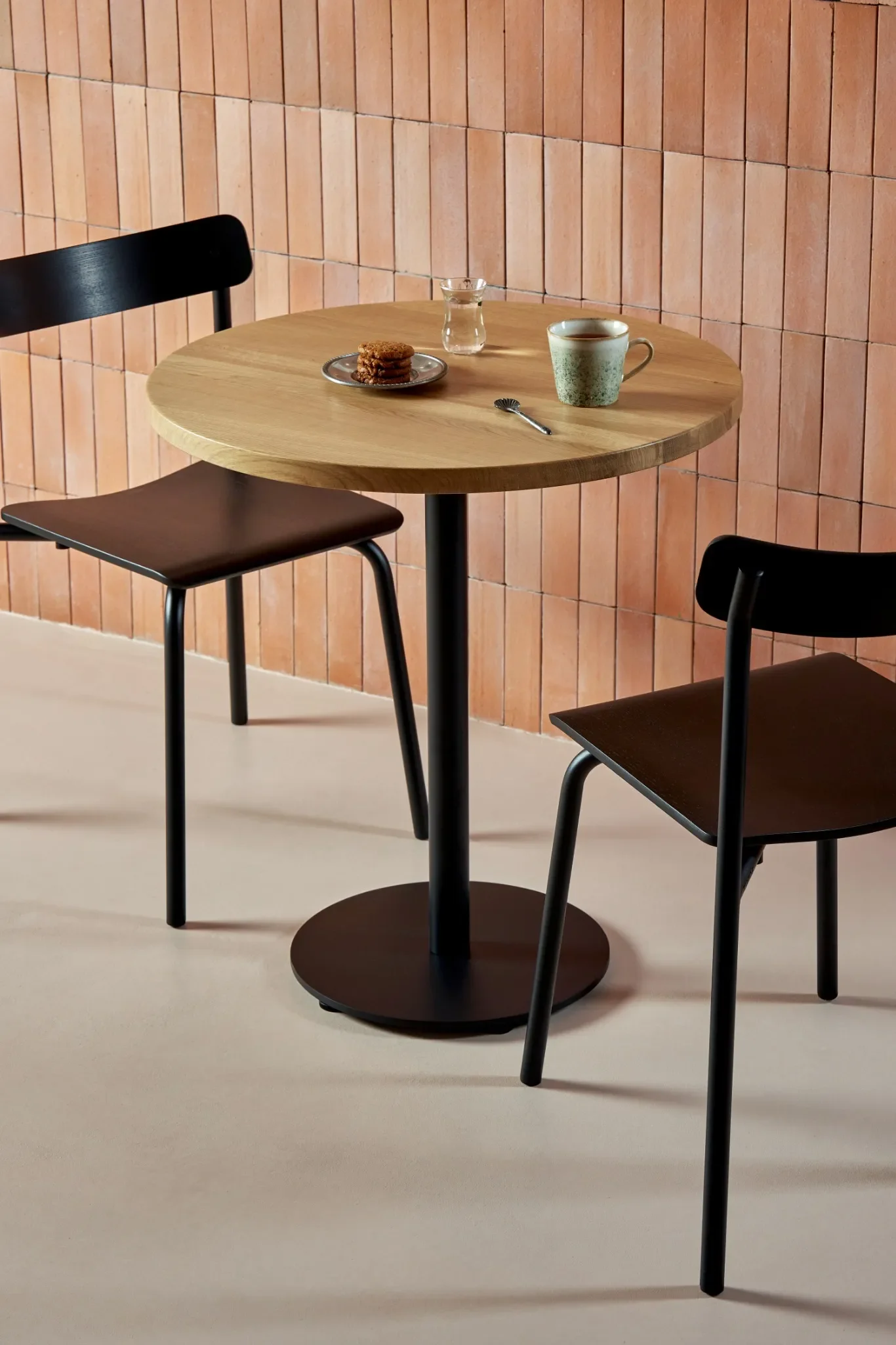 Tiptoe_ MOKA_Bistrot_table_ETUDE_Chair_black (1)_web.webp