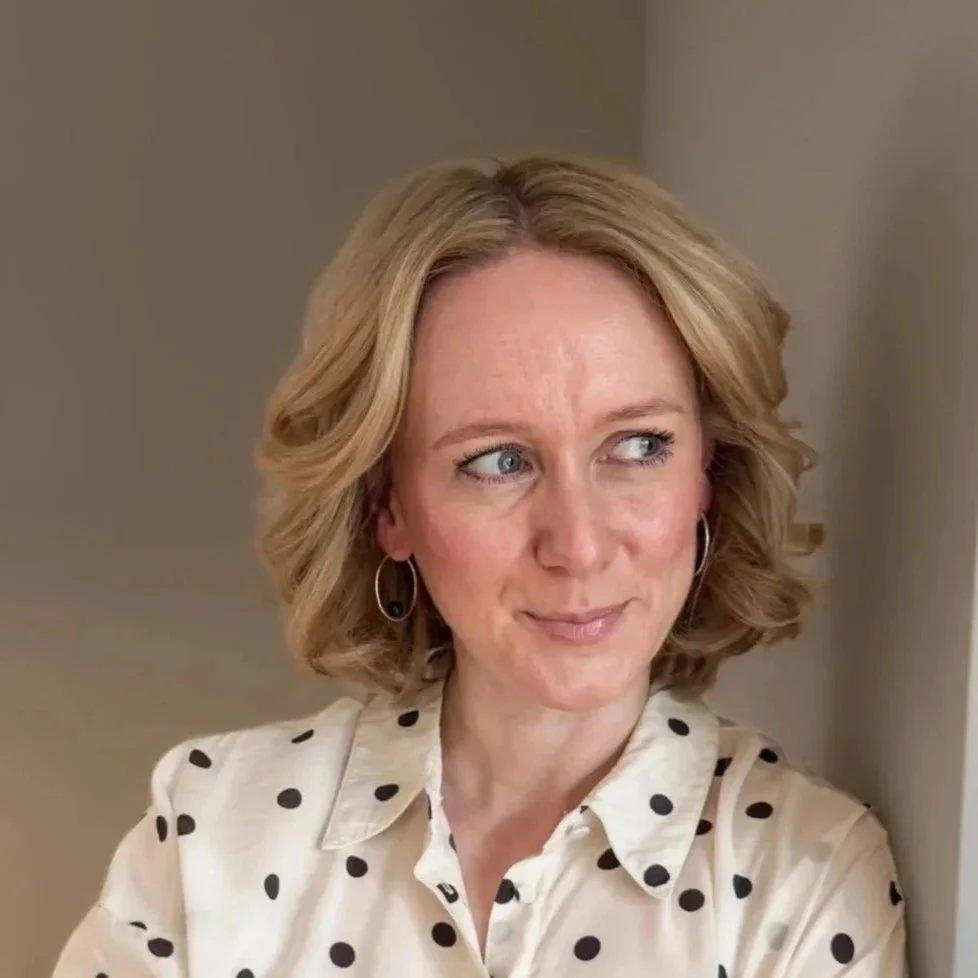 Mandy Dümpert, Inhaberin von Dümpert Immobilien, in ihrem Büro in Kiel. Die Immobilienfachwirtin betreut Eigentümer persönlich und steht für eine individuelle Hausverwaltung mit direktem Ansprechpartner.
