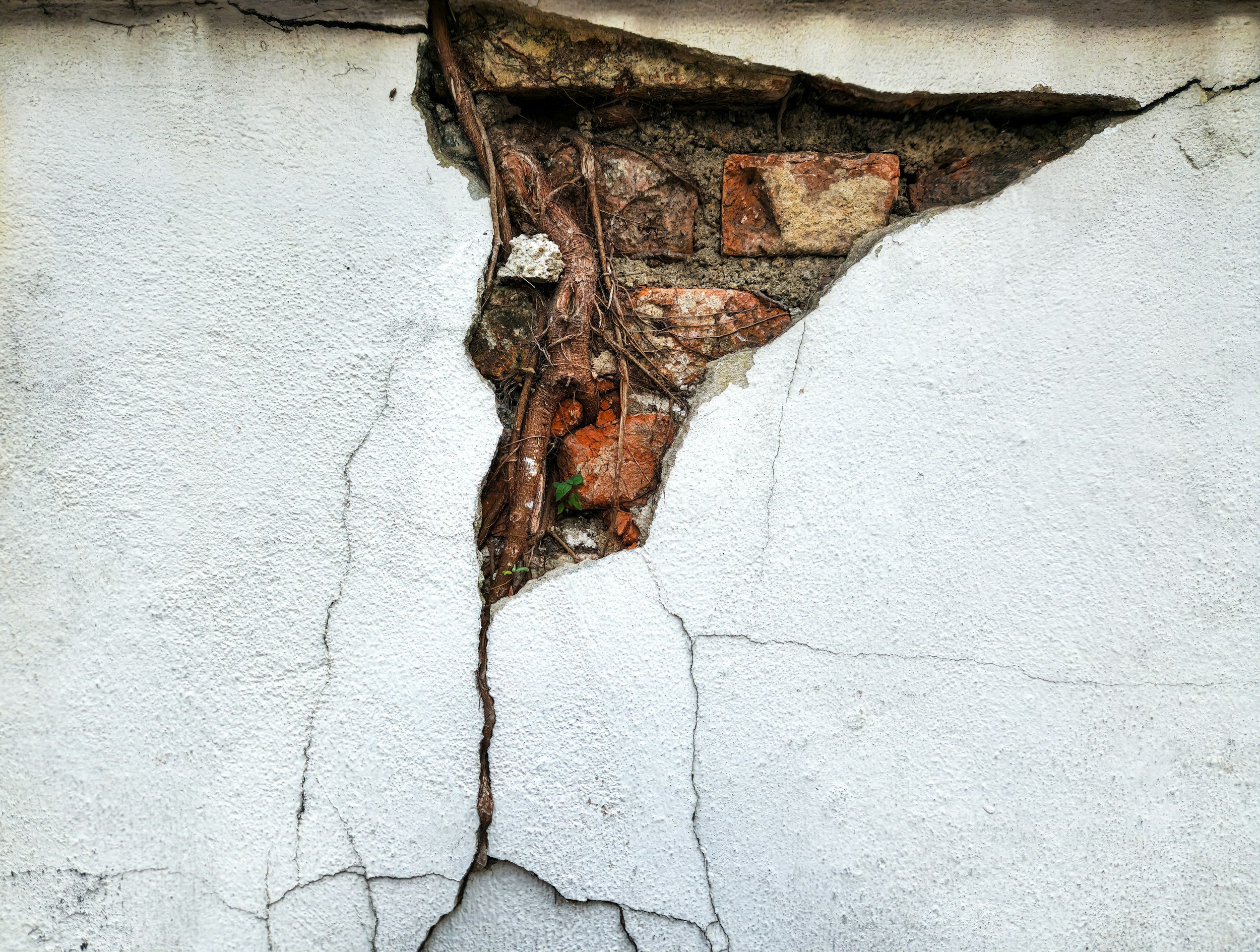 Sichtbarer Gebäudeschaden als Beispiel für eine Schadensmeldung durch Mieter an die Hausverwaltung von Dümpert Immobilien in Kiel.