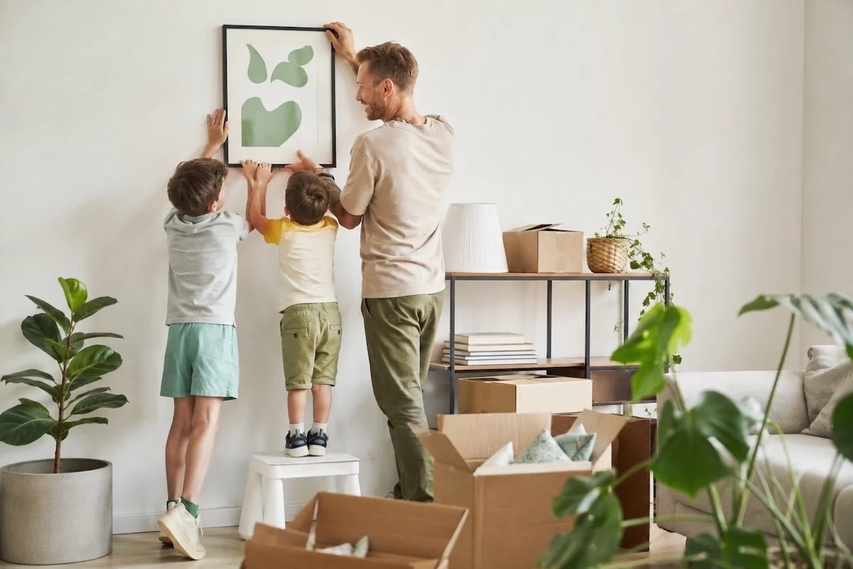 Familie richtet nach dem Einzug ihre neue Wohnung ein – Dümpert Immobilien begleitet Eigentümer bei der professionellen Vermietung und Auswahl passender Mieter