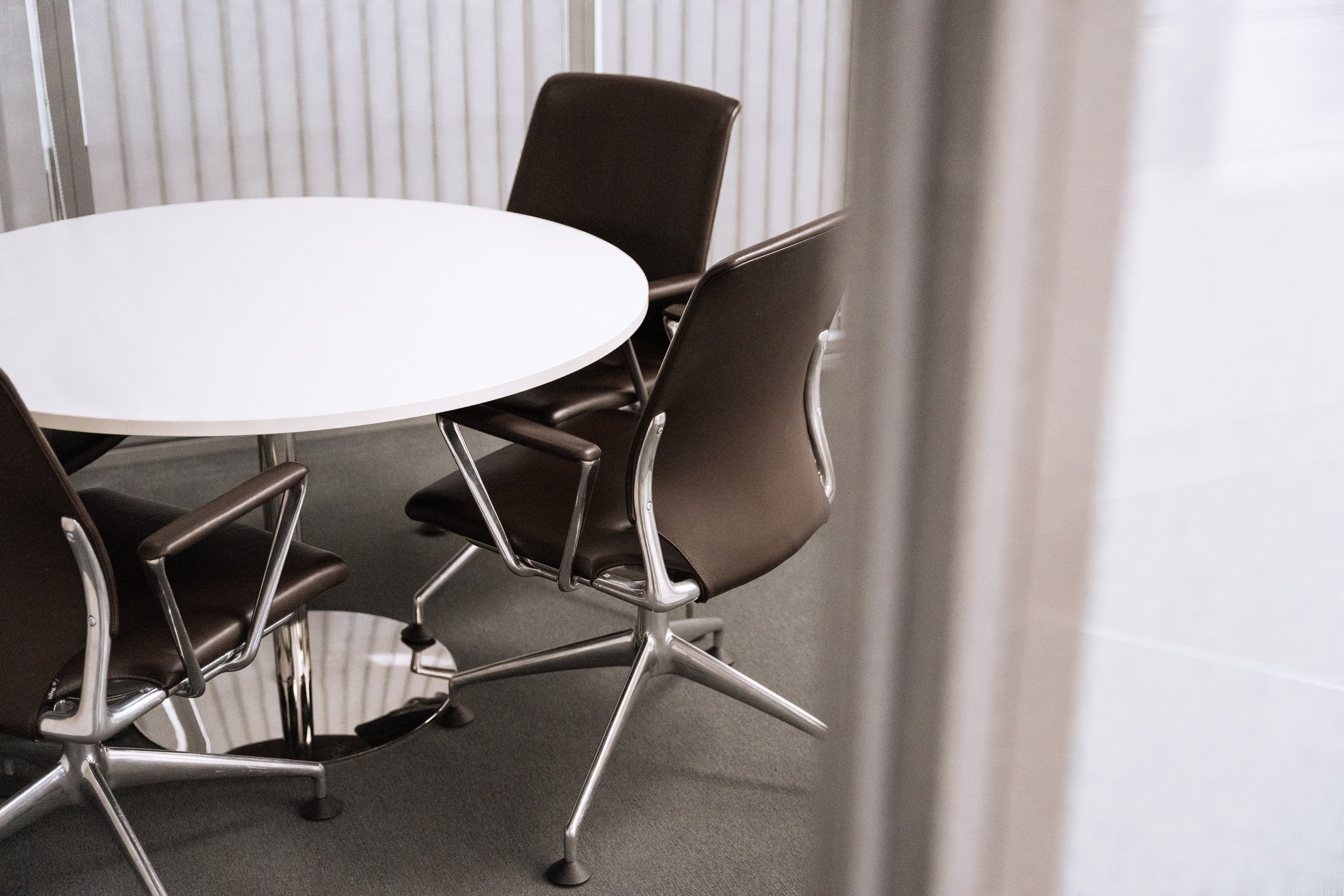 Møterom med rundt bord og stoler hos Vertu Kapitalforvaltning