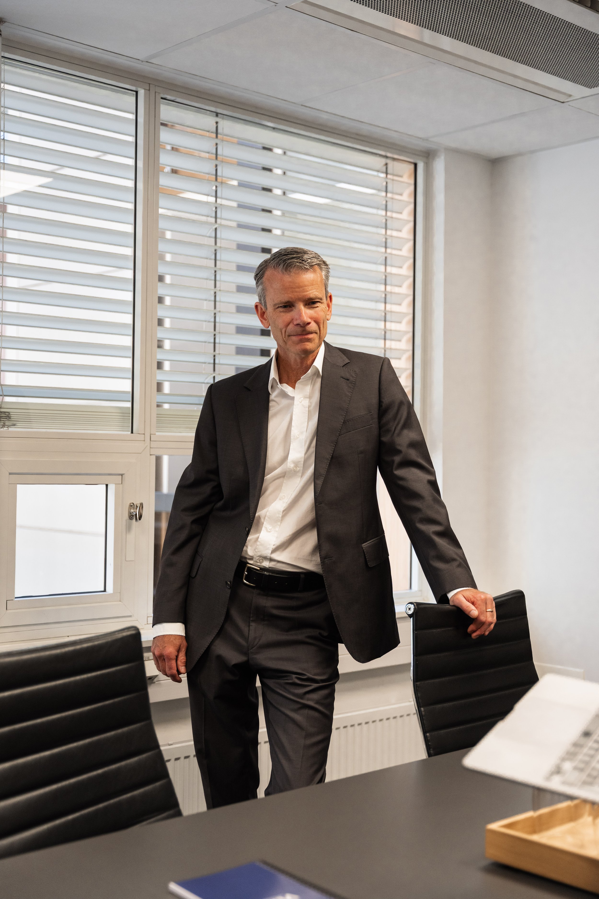 Forvalter i Vertu Kapitalforvaltning på vei gjennom kontorlokalene