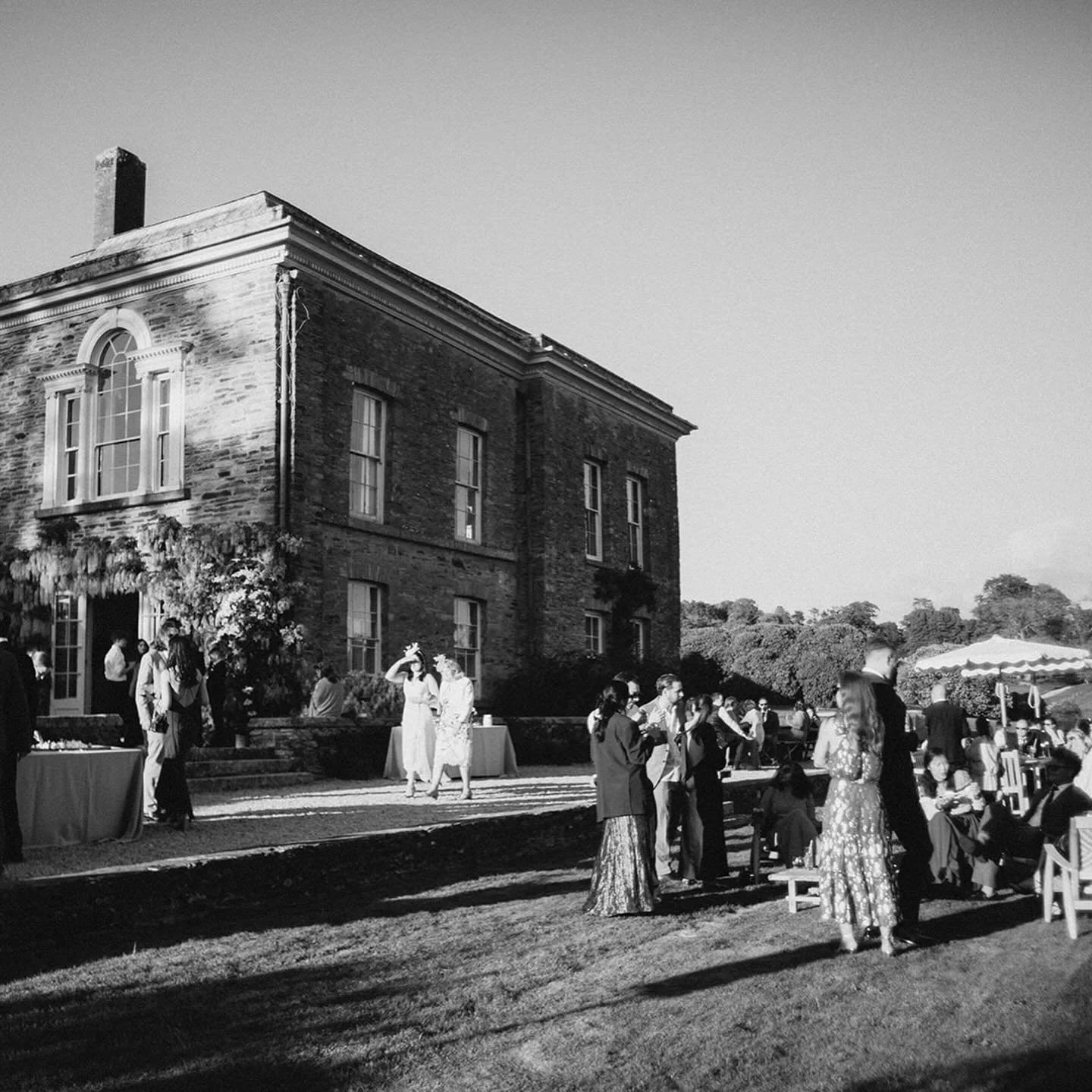 Garden Soir&eacute;e, Done Beautifully 🌿

Think soft florals, vintage touches, and dappled sunlight. Decadent dessert tables layered with treats, guests drifting beneath decorative parasols, and a setting that feels effortlessly gathered over time. 