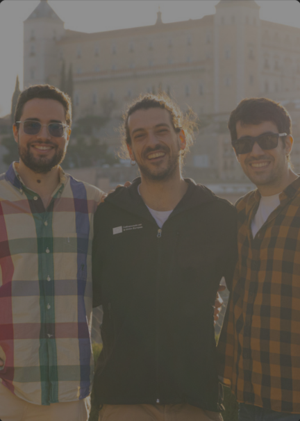 El equipo de Jalea Demente, de izquierda a derecha, Pepe Pizarro, Pablo Ginés y Carlos Otero en un Acto de Paticipación Juvenil