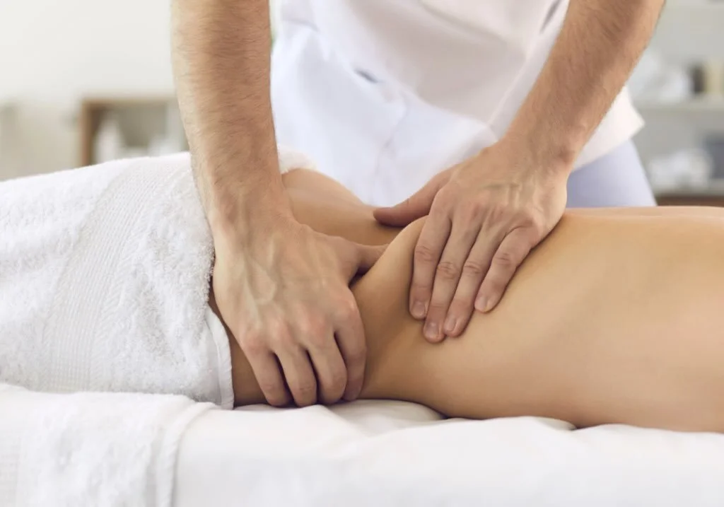 Le palper-rouler ne se limite pas &agrave; la cellulite.

C&rsquo;est une technique cl&eacute; pour relancer la circulation, assouplir les tissus et am&eacute;liorer la qualit&eacute; de peau.

Indiqu&eacute; si :

&bull; aspect peau d&rsquo;orange
&