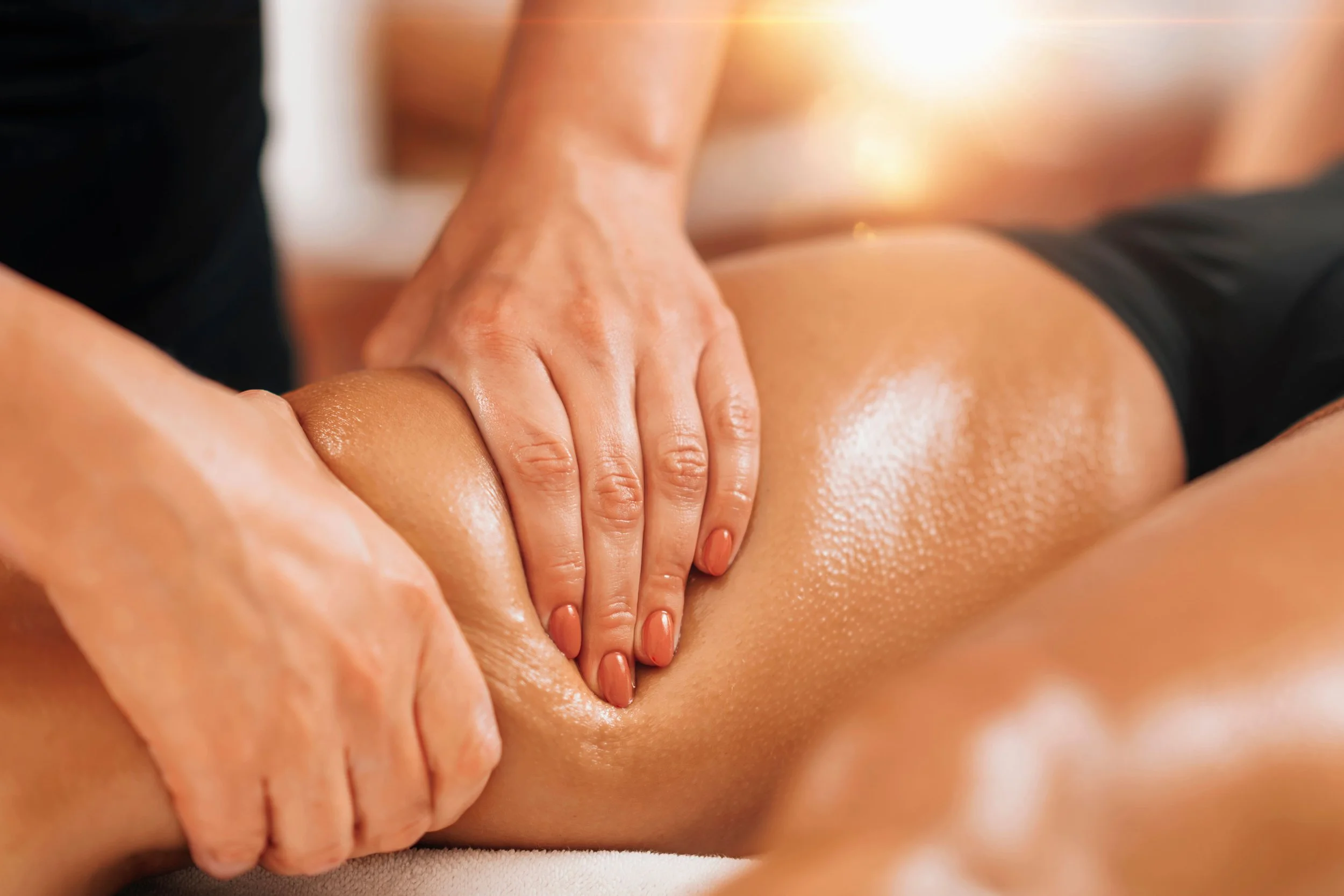 Une personne reçoit un massage des muscles du dos ou des épaules dans un spa ou un centre de bien-être.