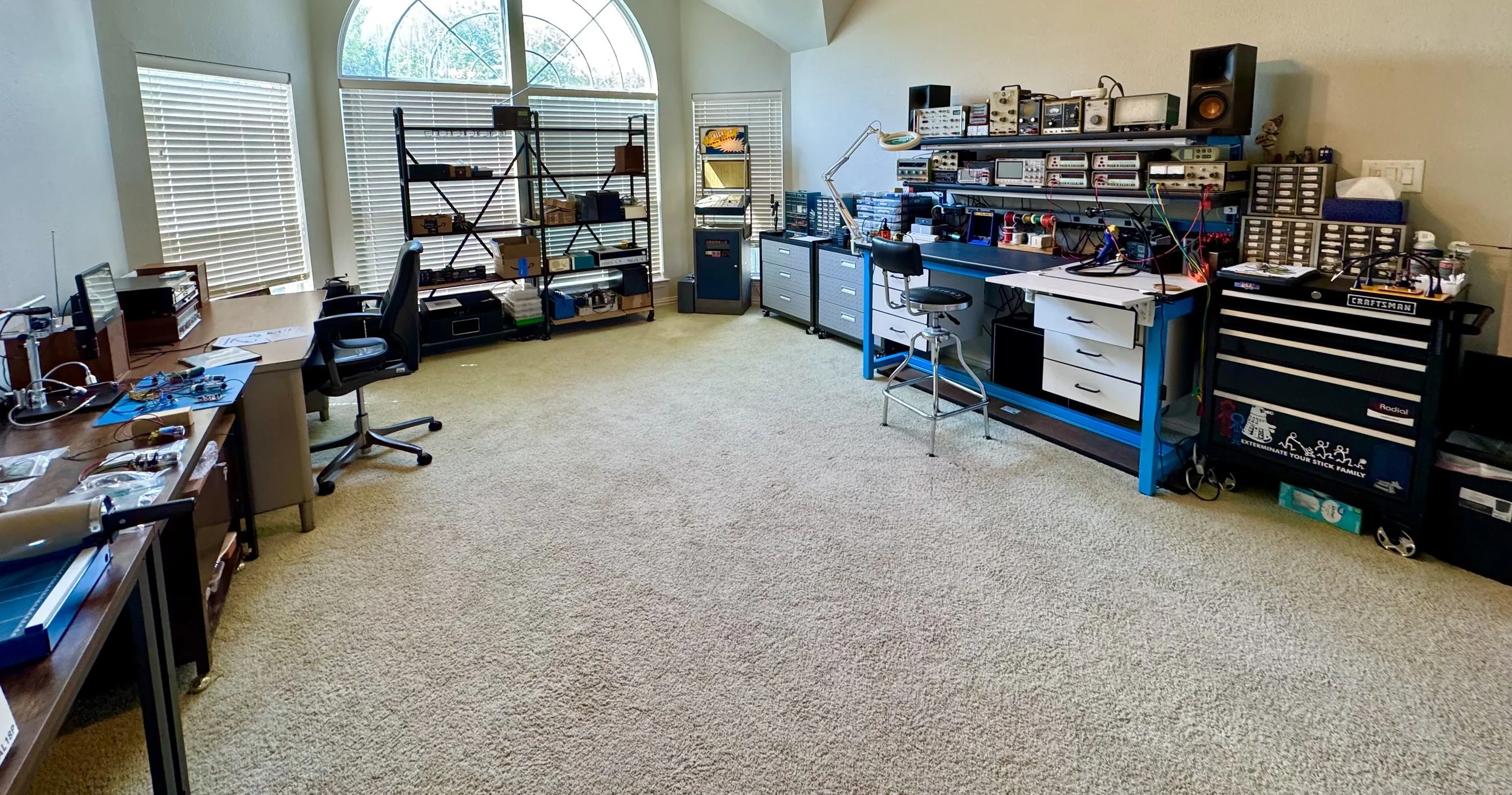 A photo showing an overview of the analog clinic workshop