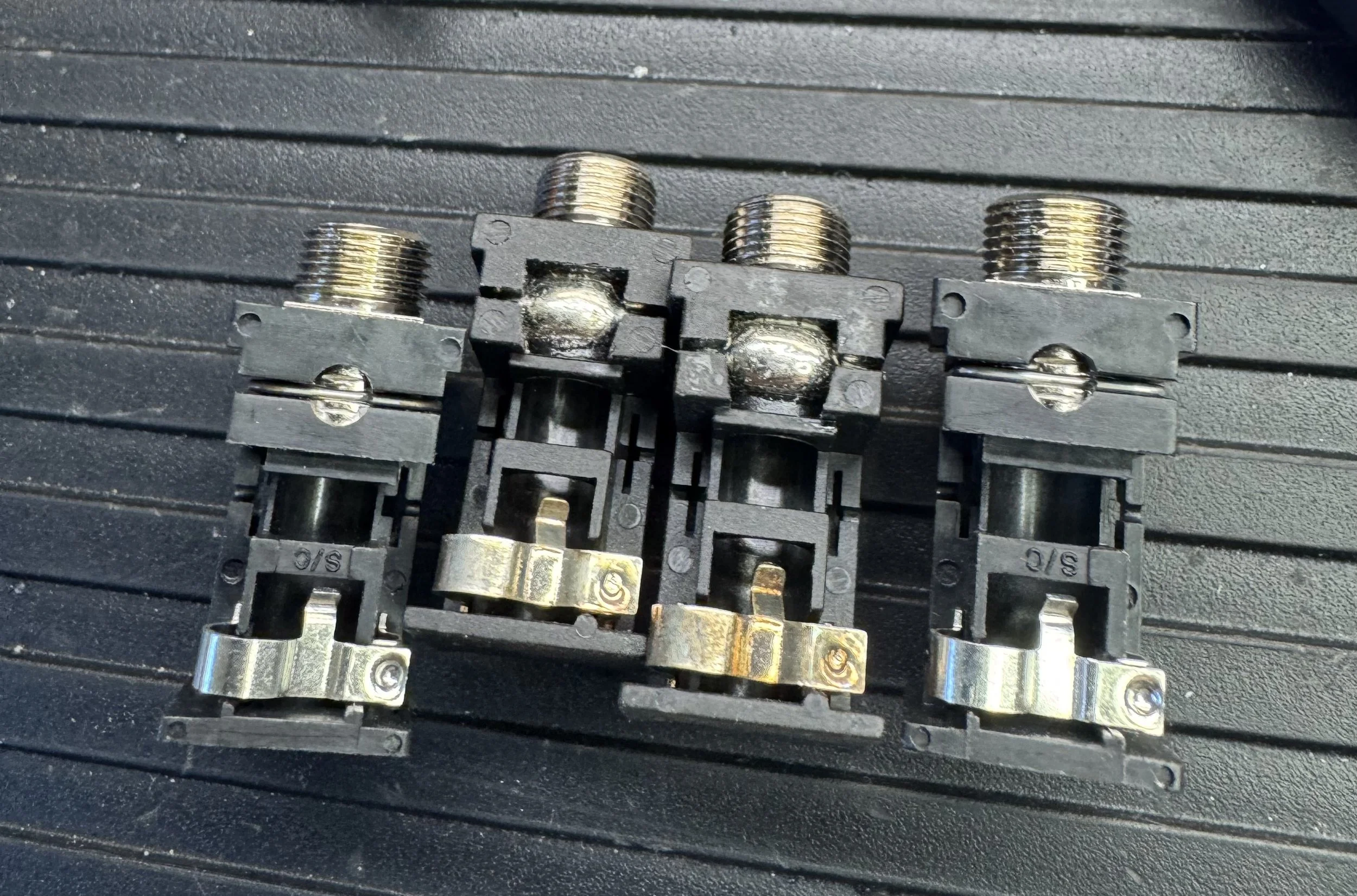The new style fender jack plugs