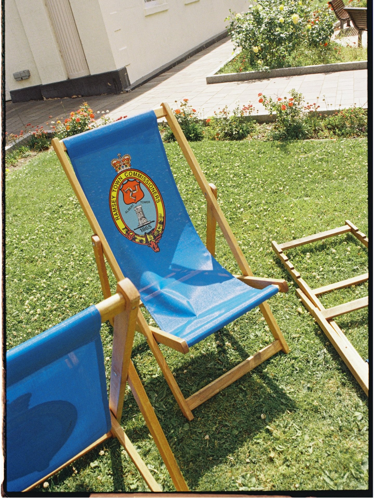 Ramsey Courthouse 🐦&zwj;⬛
.
.
.
.
.
.
.
.
.
.
.
.

Courthouse wedding, Isle of Man, 2026 bride, 2026 couple, wedding film photographer