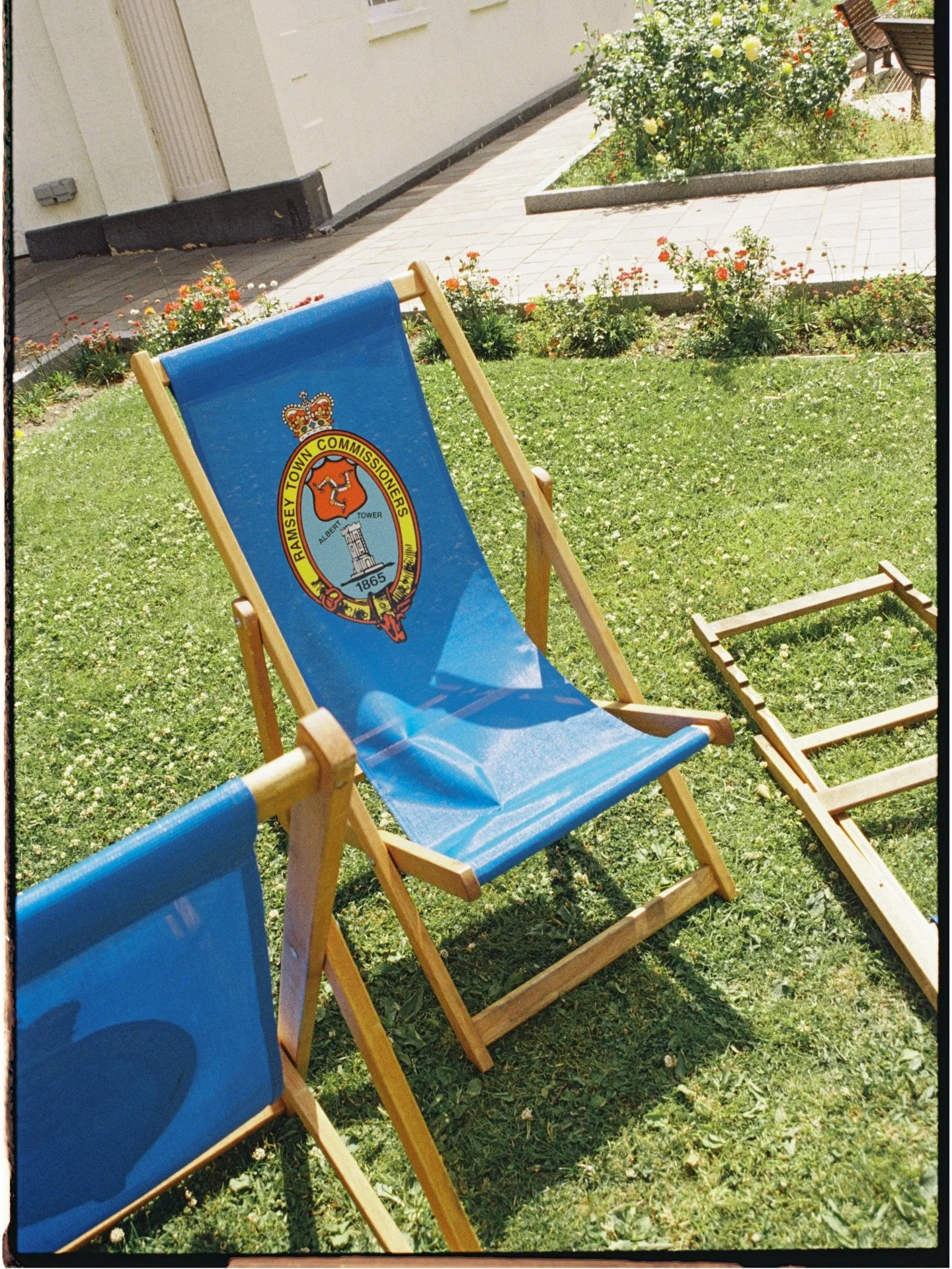 Ramsey Courthouse 🐦&zwj;⬛
.
.
.
.
.
.
.
.
.
.
.
.

Courthouse wedding, Isle of Man, 2026 bride, 2026 couple, wedding film photographer