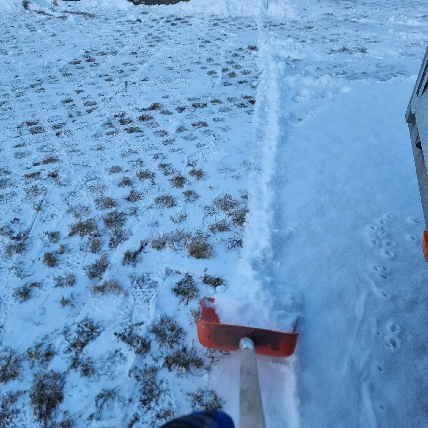 - Mitarbeiterparkpl&auml;tze frei ger&auml;umt ✅️
- Zufahrt f&uuml;r Gesch&auml;uftsauto frei ger&auml;umti✅️
- Eingangsbereich ist eis- und schneefrei✅️

Wir sind bereit f&uuml;r den Montag und freuen uns auf ein spannendes neues Arbeitsjahr. 

#win