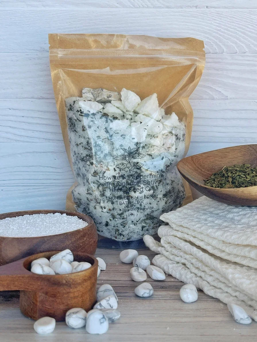 Howlite, Peppermint, & Cannabis Bath Bomb Bath Soak : Regular