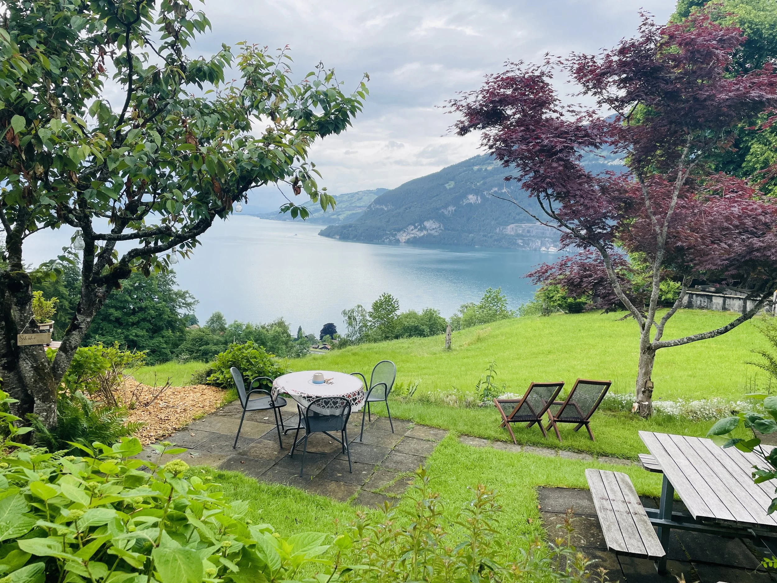 Garten der Pension Finel mit Blick auf den Thunersee. Ort des @campfire Retreats