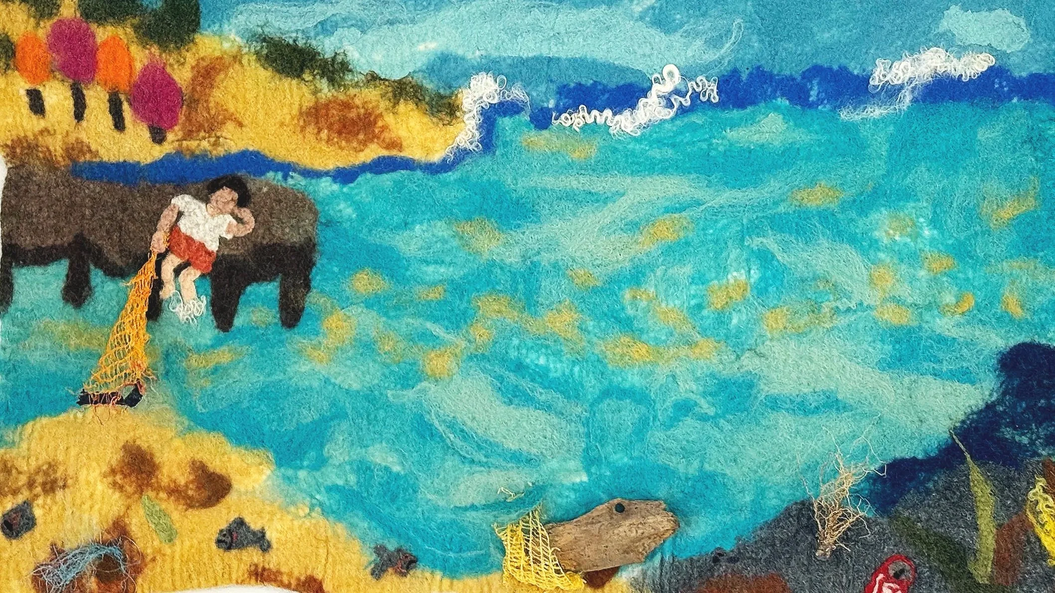 Tainted Waters – 92 × 62 cm
Material: Wolle, Filz, Holzfundstück (toter Fisch im Netz), getrockneter Ast (toter Strauch), gefilzte Blechdosen, Netzreste, Abfallfasern

Auf den ersten Blick: Sommer, Küste, ein Junge auf dem Steg, der angelt – aus Lang