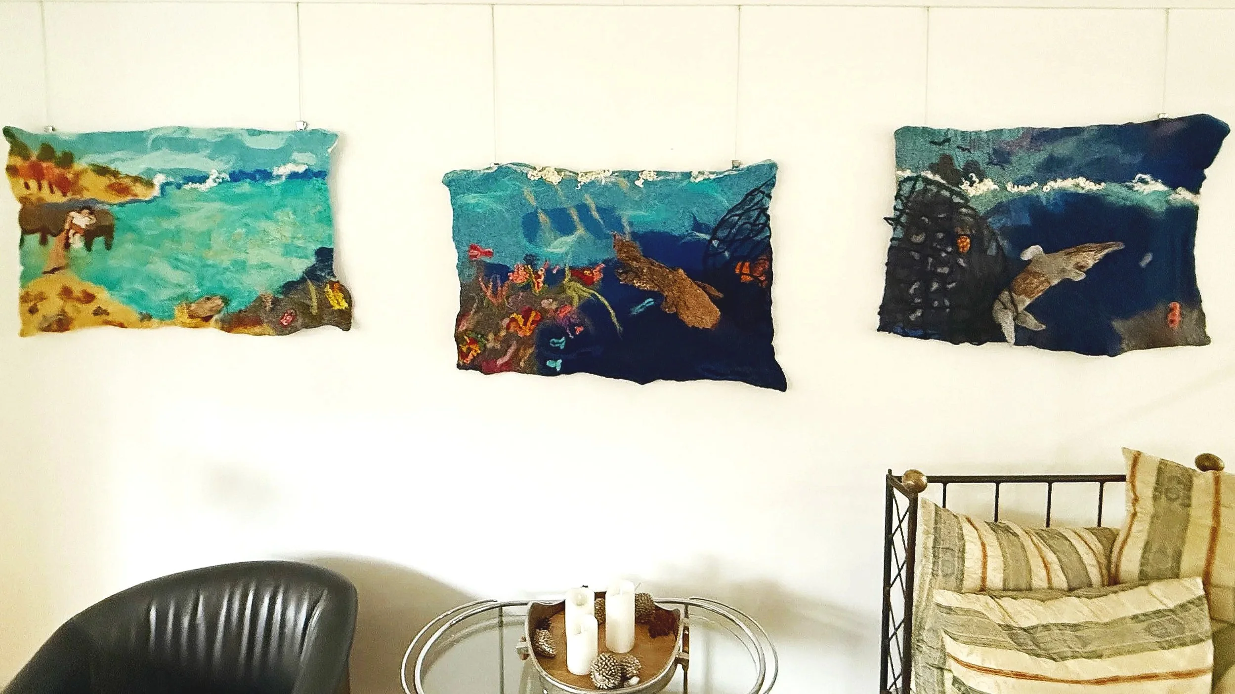 Triptychon „Fragile Abundance – Empty Waters – Tainted Waters“

Das Meer ist ein lebendiger Organismus – ein fragiles Gefüge aus Bewegung, Licht und Leben. Wir sind abhängig von ihm, und doch behandeln wir es, als sei seine Fülle unerschöpflich. Dies