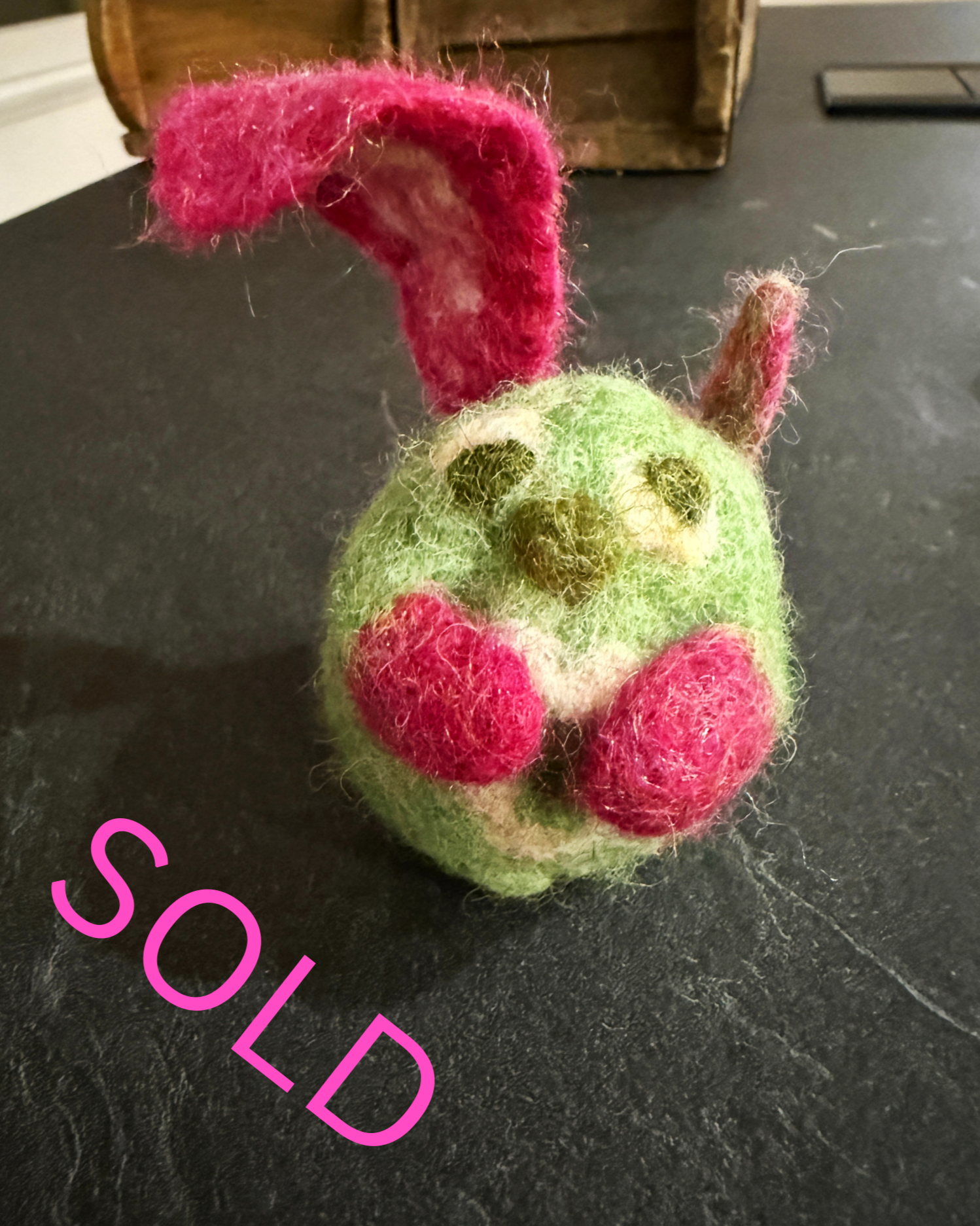 Emma – W-Wesen mit Erdbeerquarz.
Ein stiller Begleiter für Zärtlichkeit, Selbstannahme und innere Balance.