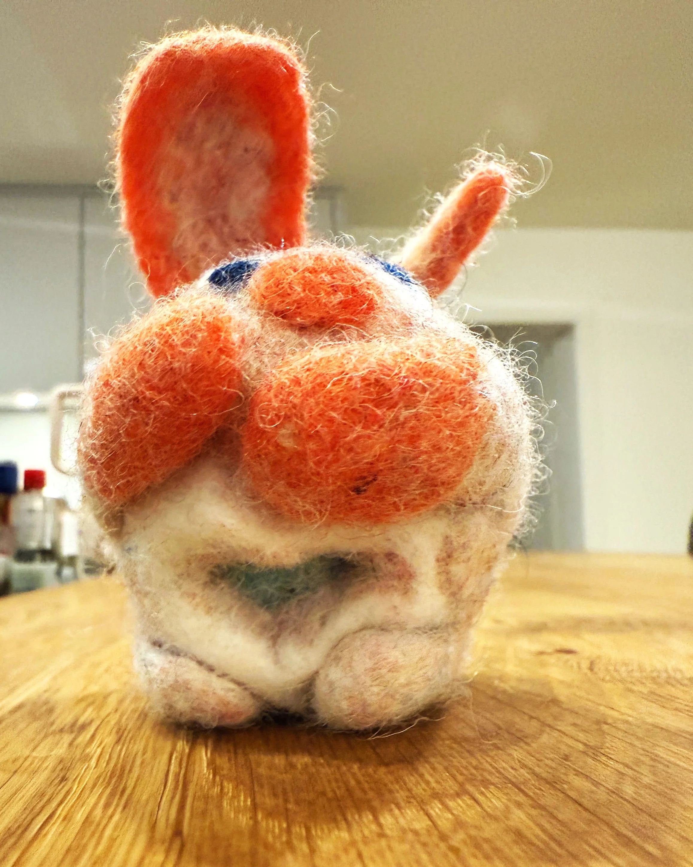 The W that Remembers – W-Wesen mit Amazonit.
Ein stiller Begleiter für Erinnerung, innere Wahrheit und den Mut, der eigenen Geschichte zu vertrauen.