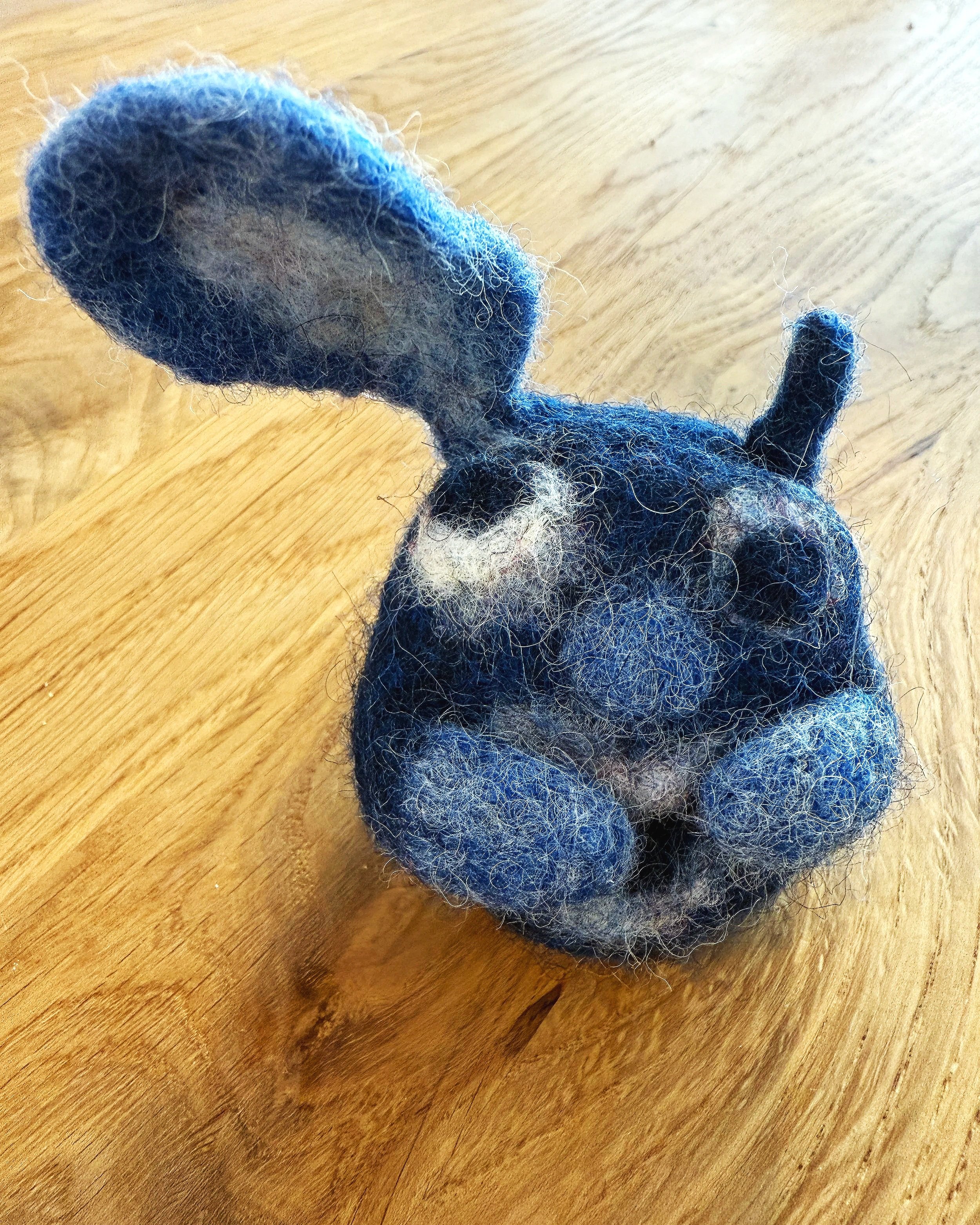 The W that Whispers – W-Wesen mit Labradorit.
Ein stiller Begleiter für Intuition, innere Stimme und das Wahrnehmen verborgener Zusammenhänge.