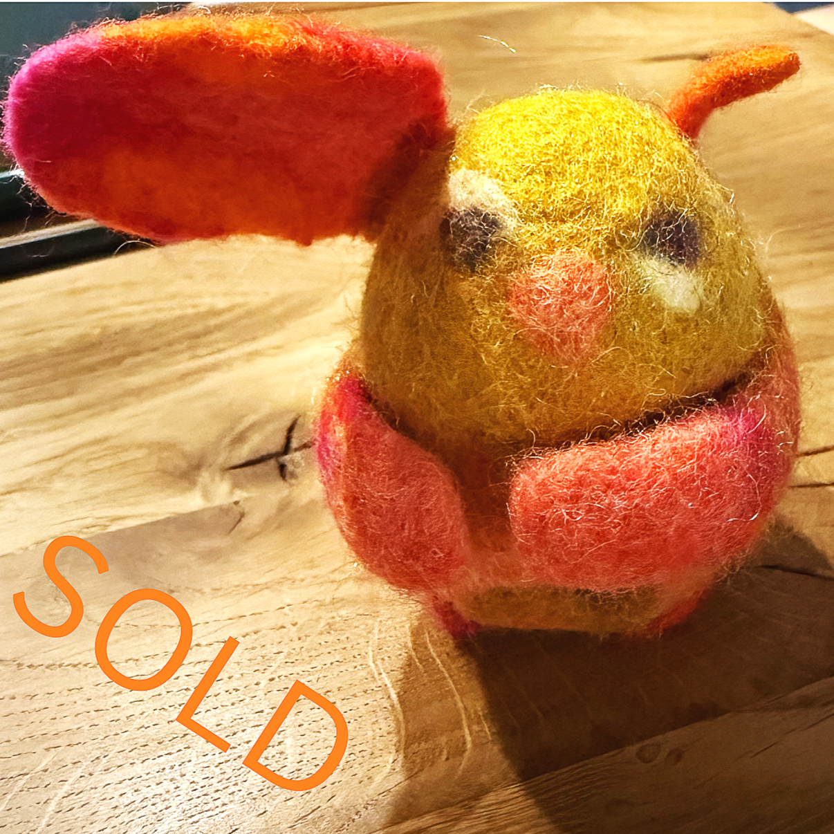 Goldie – W-Wesen mit Wassermelonenturmalin.
Ein stiller Begleiter für Herzensfreude, innere Balance und sanften Mut.