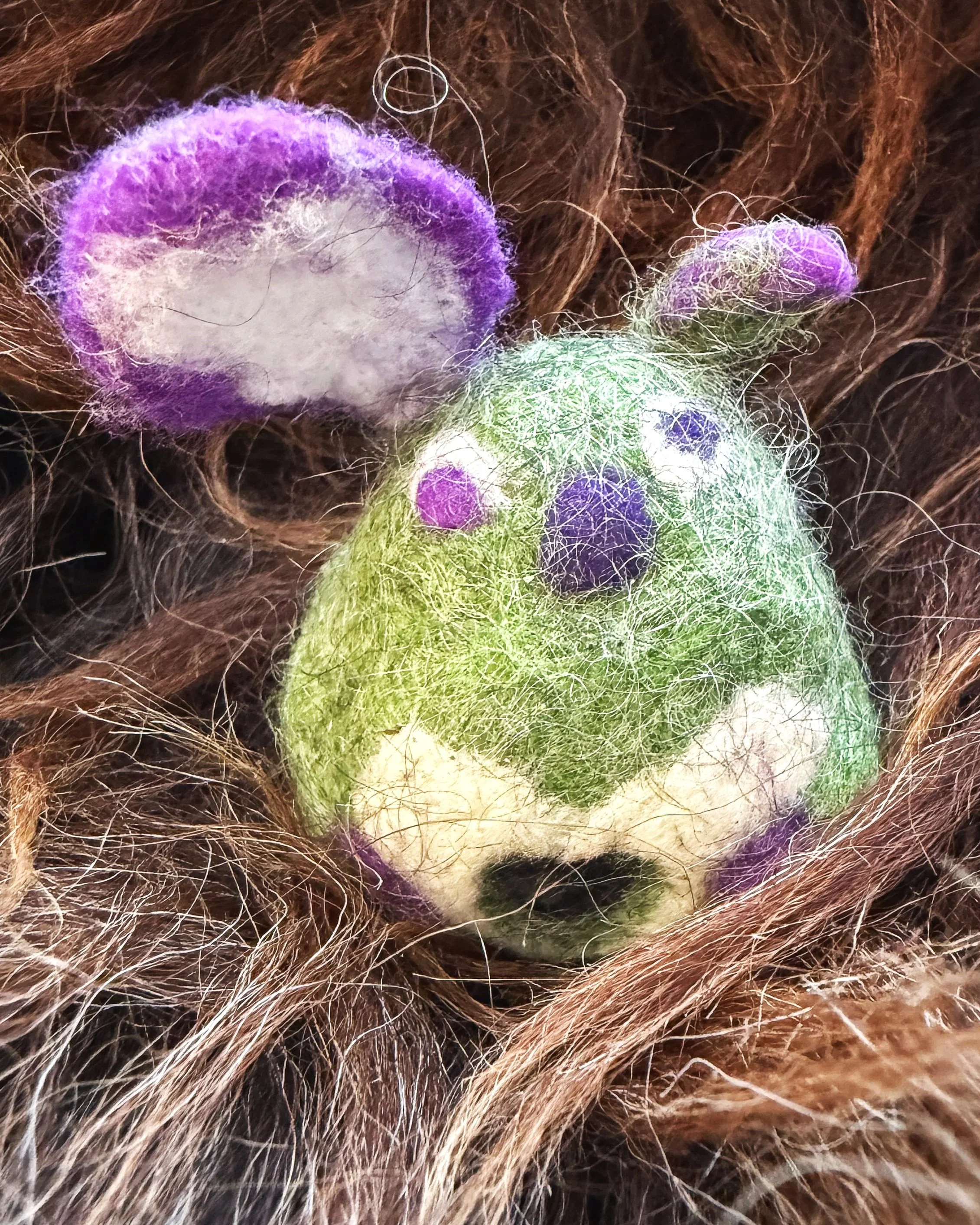 Adele – W-Wesen mit Amethyst.
Ein stiller Begleiter für innere Klarheit, Ruhe und das Vertrauen in die eigene Wahrnehmung.