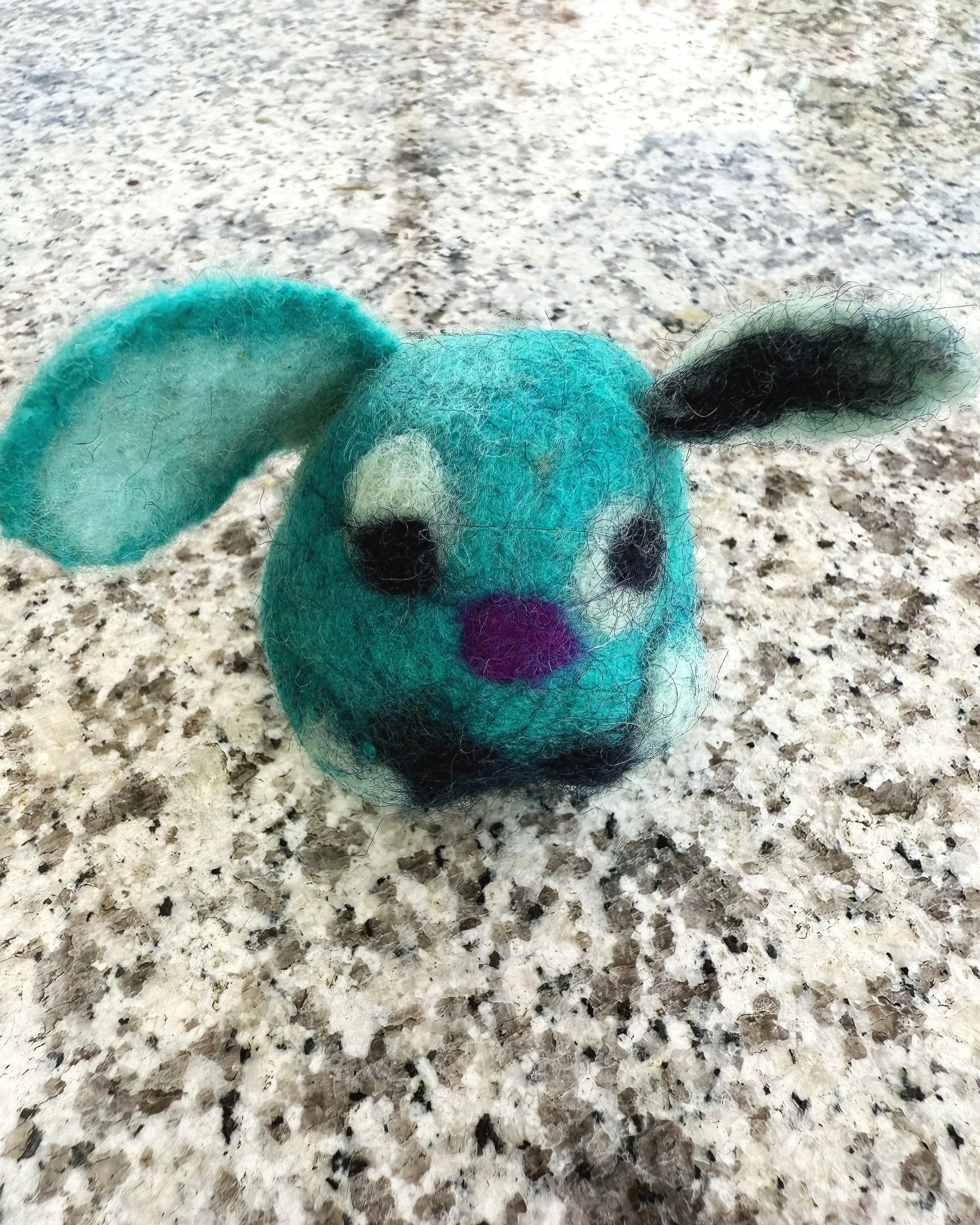 Aimes – W-Wesen mit Amazonit.
Ein stiller Begleiter für aufrichtige Kommunikation, Zuhören und Dialog jenseits des Echos.