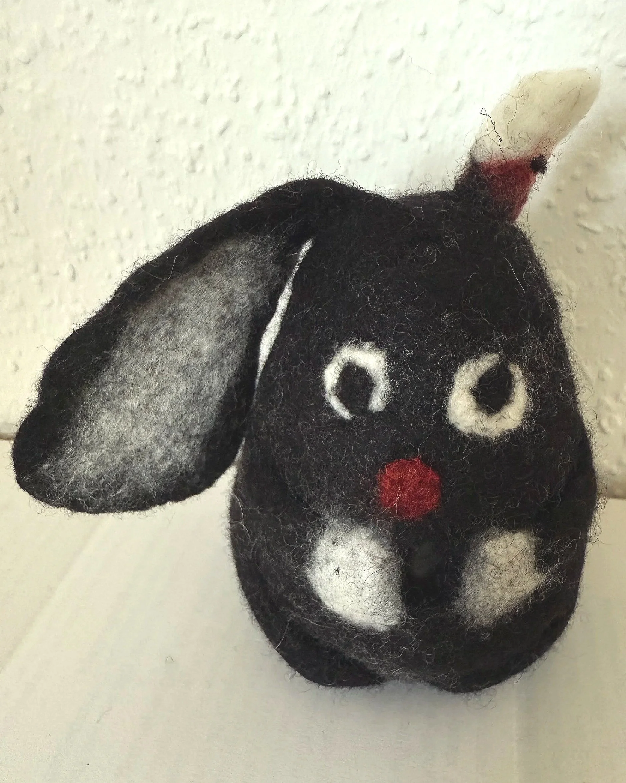 Bartholomew – W-Wesen mit Bergkristall.
Ein stiller Begleiter für Klarheit, Sammlung und bewusste Präsenz.