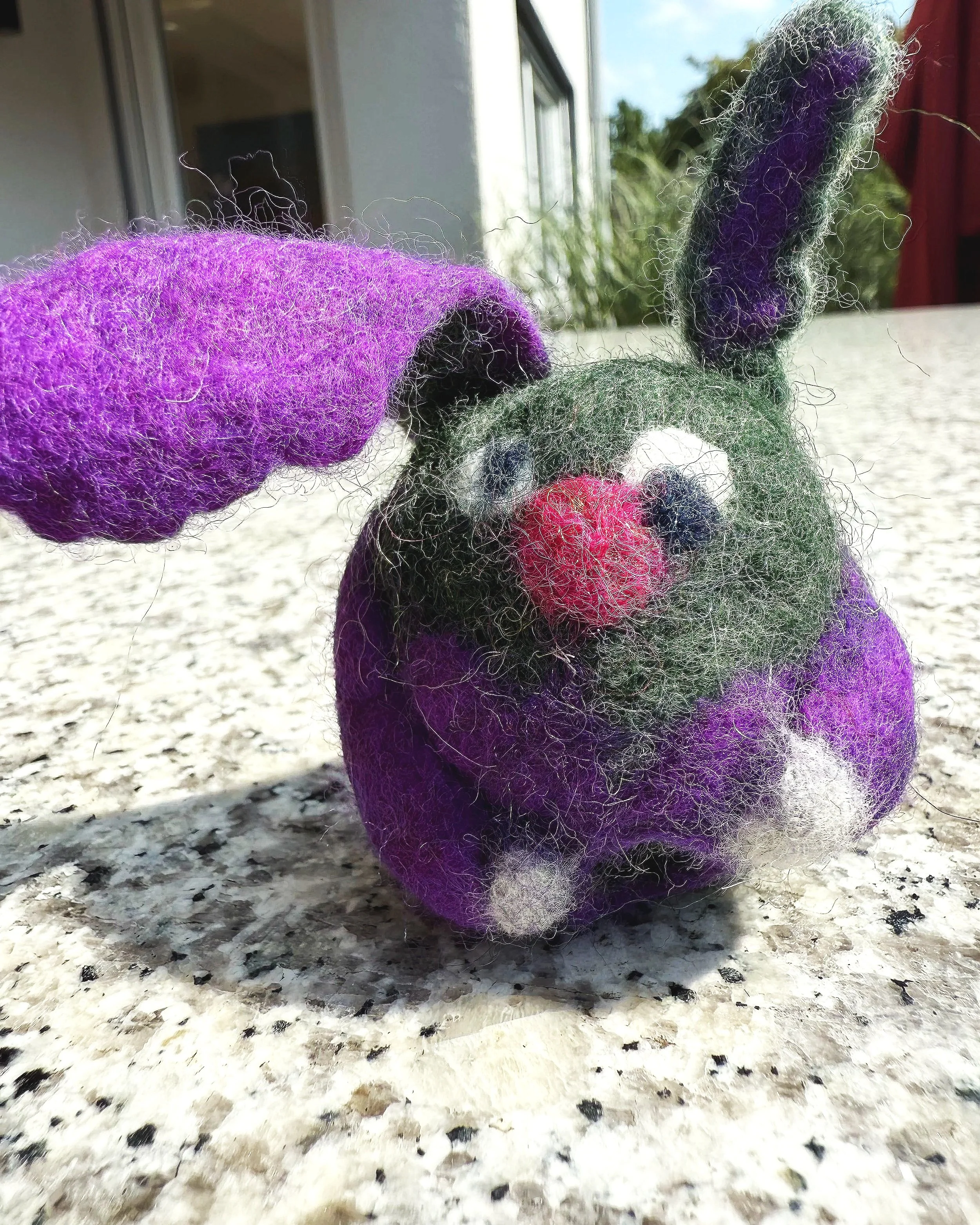 Rabea – W-Wesen mit Rhodonit.
Ein stiller Begleiter für Herzheilung, emotionale Klarheit und innere Stärke.