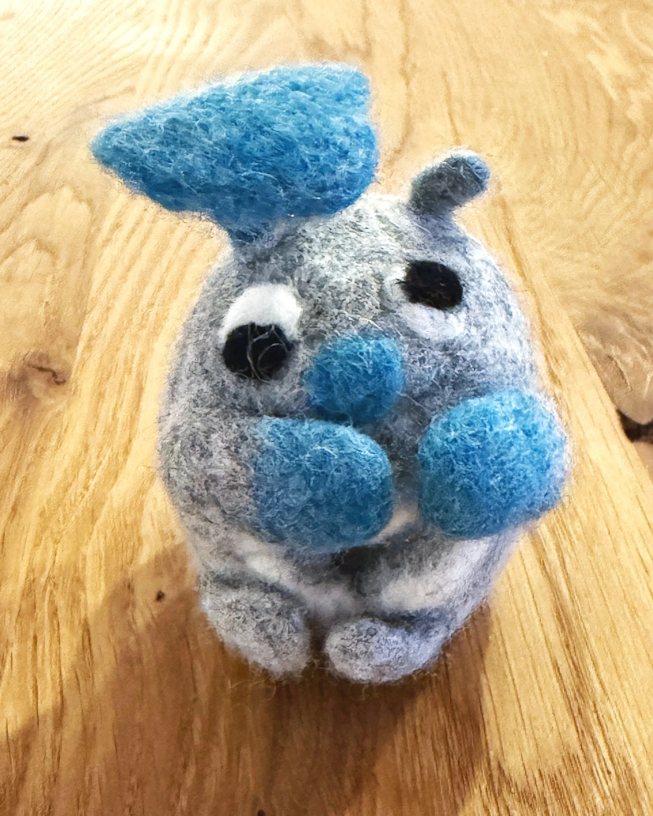 The W that Clears – W-Wesen mit Bergkristall.
Ein stiller Begleiter für Ausrichtung, Fokus und den Moment, in dem sich Möglichkeiten ordnen.