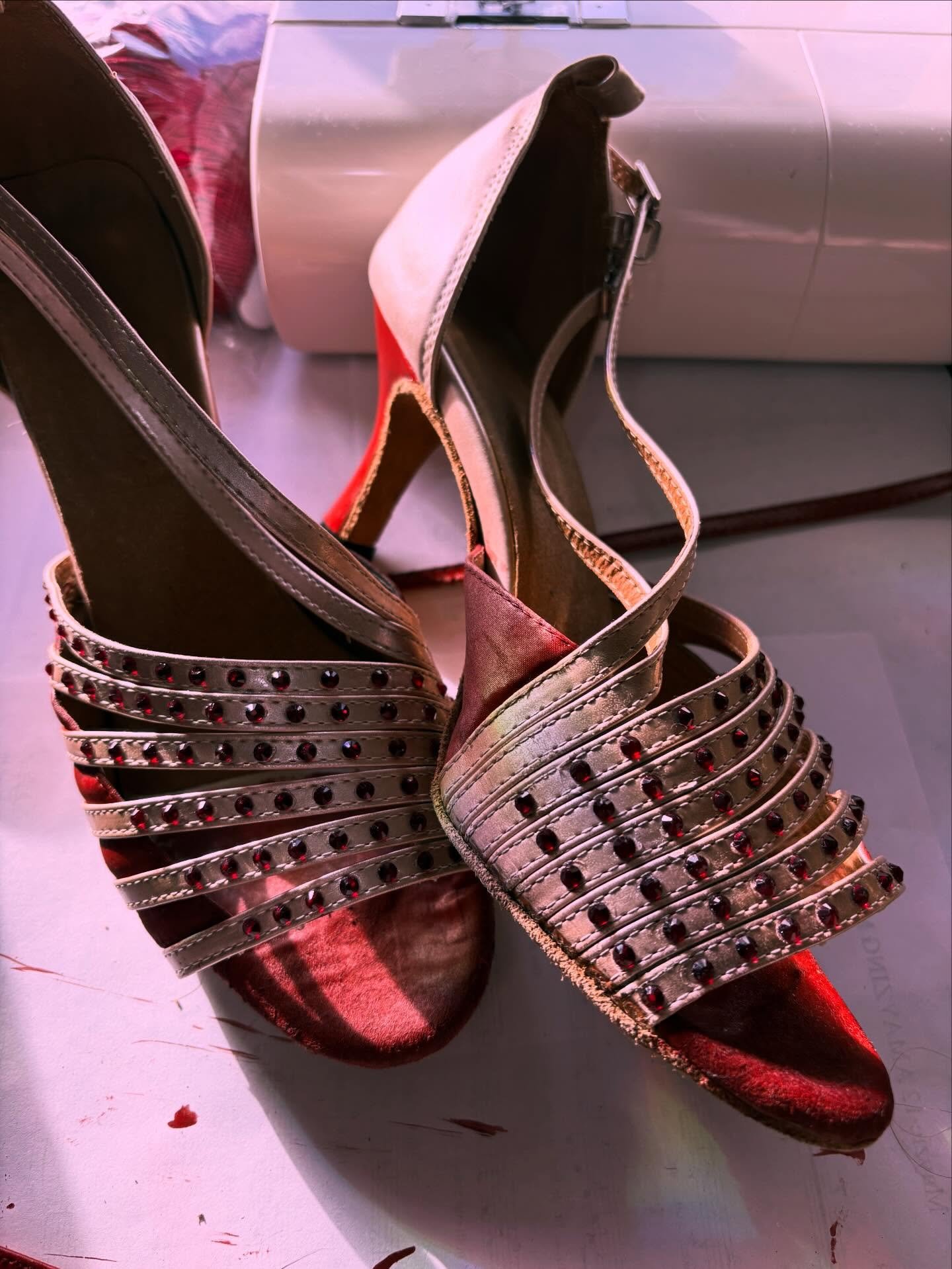 Girl is rhonestoning&hellip;can mean only one thing: it&rsquo;s showtime!
@_houseofallure_ 
#birminghamburlesque #magrittethesonofman 

https://www.outsavvy.com/event/32374/the-big-festival-fundraiser-extravaganza