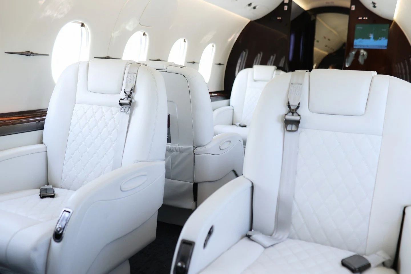 Room to stretch, space to focus, and comfort that sets the tone for your entire trip. Every seat in the Hawker 4000 is designed to make your flight extraordinary 💺